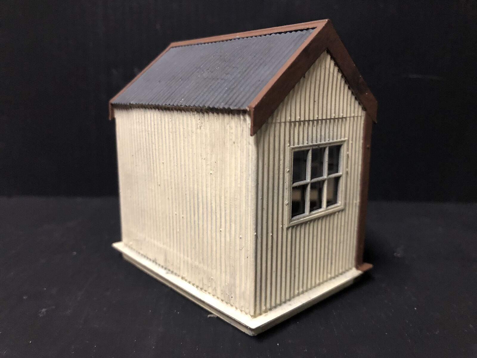 Unpainted 7mm scale O-16.5 narrow gauge Sylfaen station halt resin hut kit with glazed windows for model railway layouts