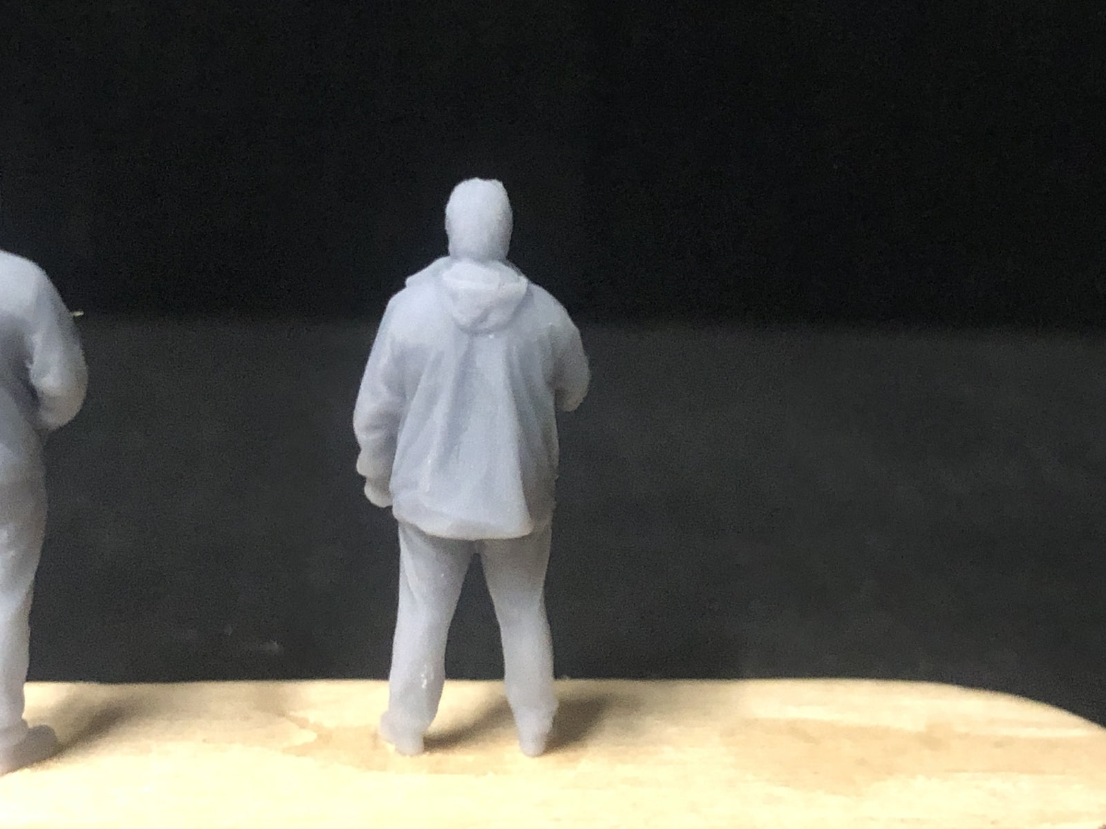 Set of six unpainted 1:76 scale OO9/OO/HO resin figures in assorted poses for model railway station scenes.