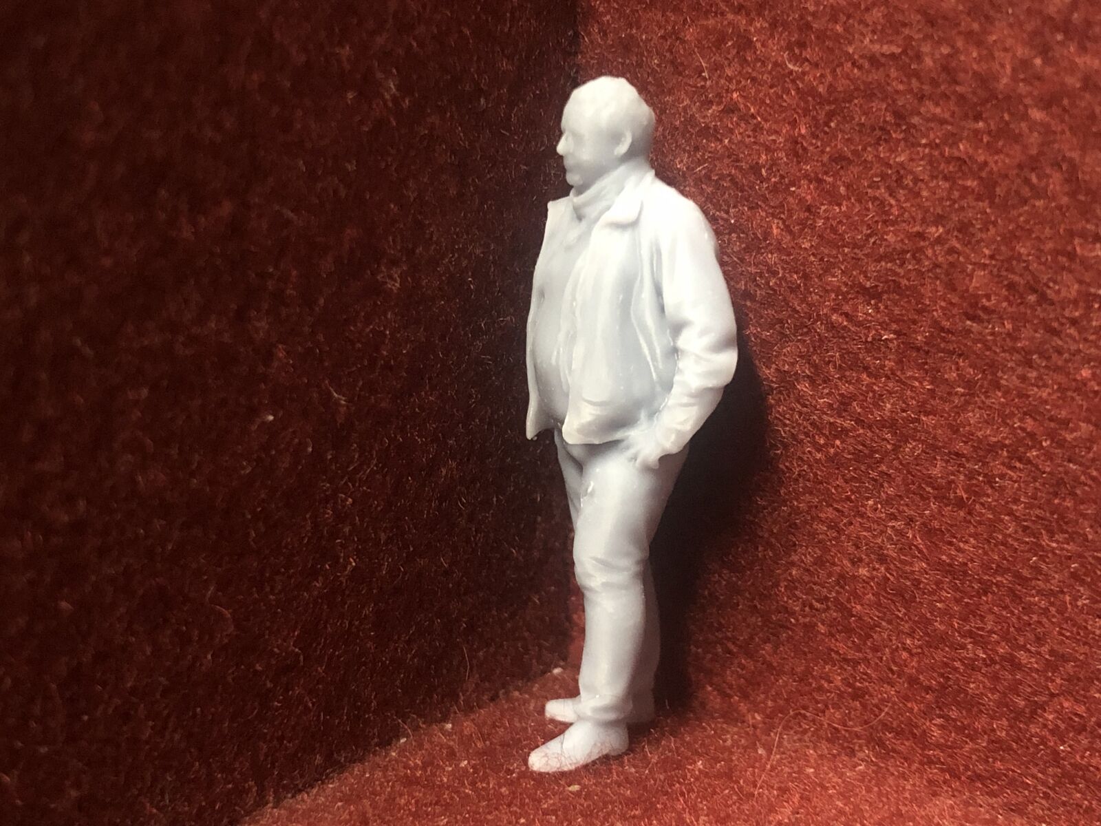 Set of six unpainted 1:43.5 scale NG7/O gauge resin worker and civilian figures in assorted standing poses for model railways