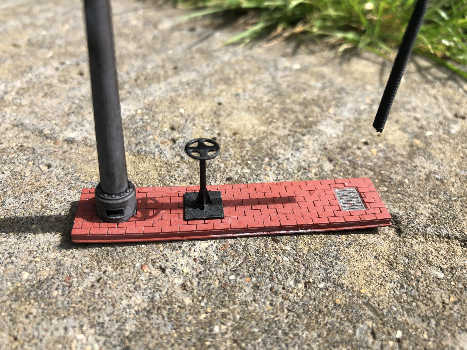 OO9 gauge GER/LNER water crane kit based on Weybourne Station, showing detailed crane, filling pipe and control stand for model railways