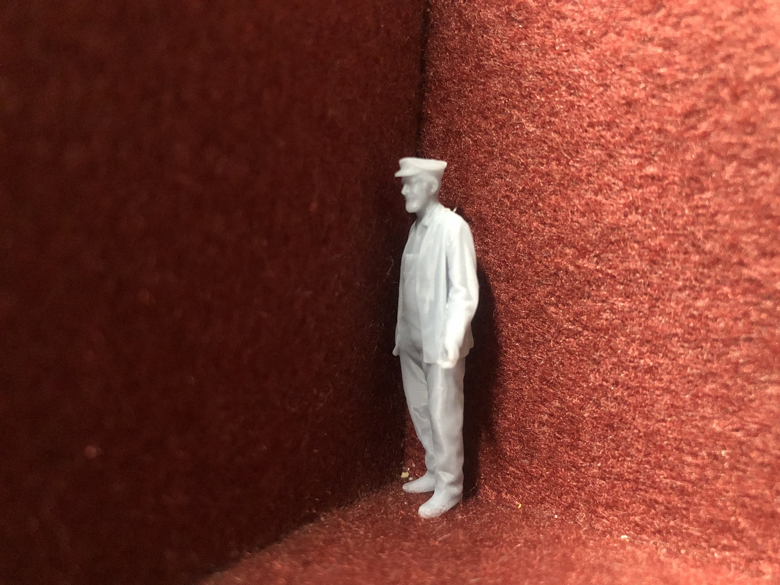 Set of six unpainted 1:43.5 scale NG7/O gauge loco crew figures in assorted poses, ready for painting and detailing.