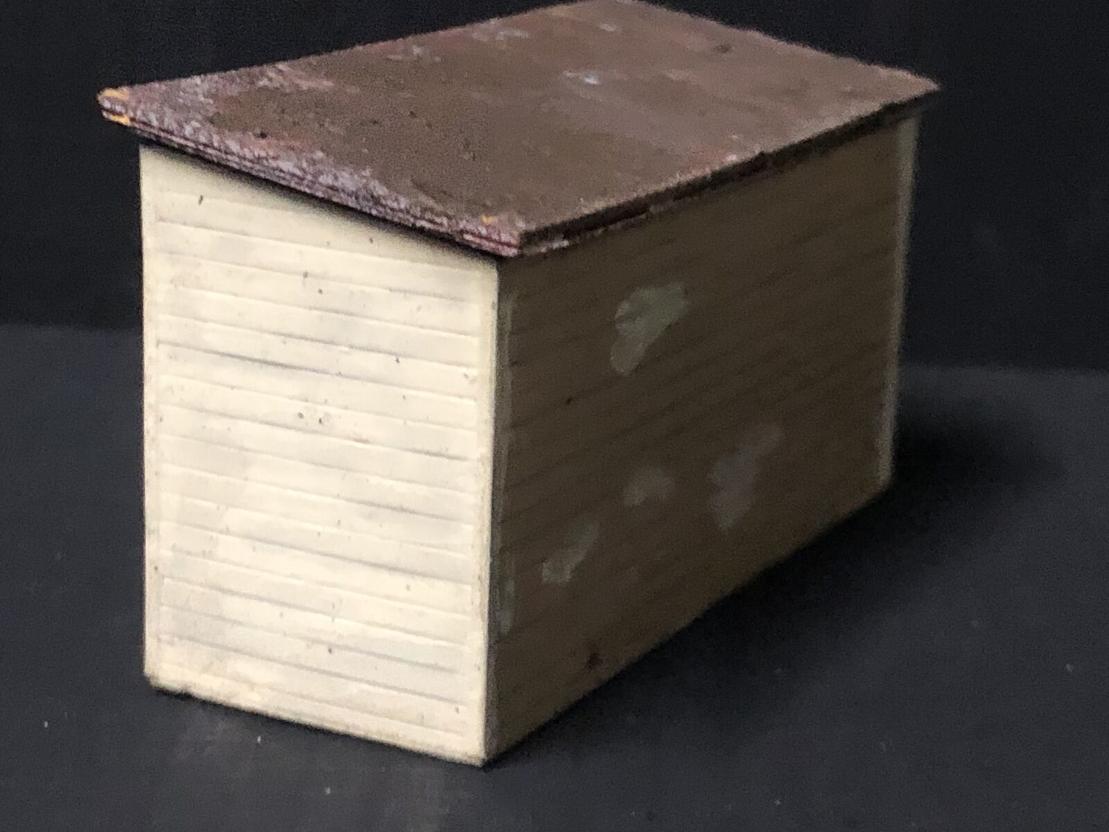 OO9/OO/HO scale model railway kit of a small combined ticket office and waiting room building for narrow station platforms