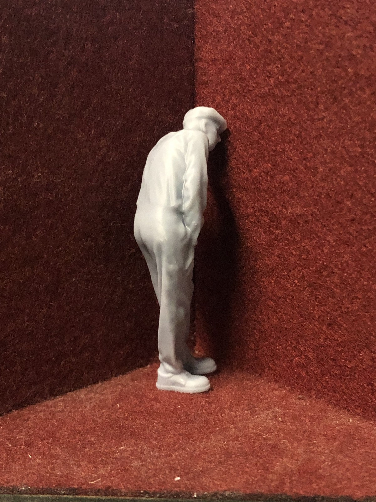 Unpainted G-scale 1:22.5 driver figure model for GN15 layouts, 3D scanned from a real person, posed peering ahead