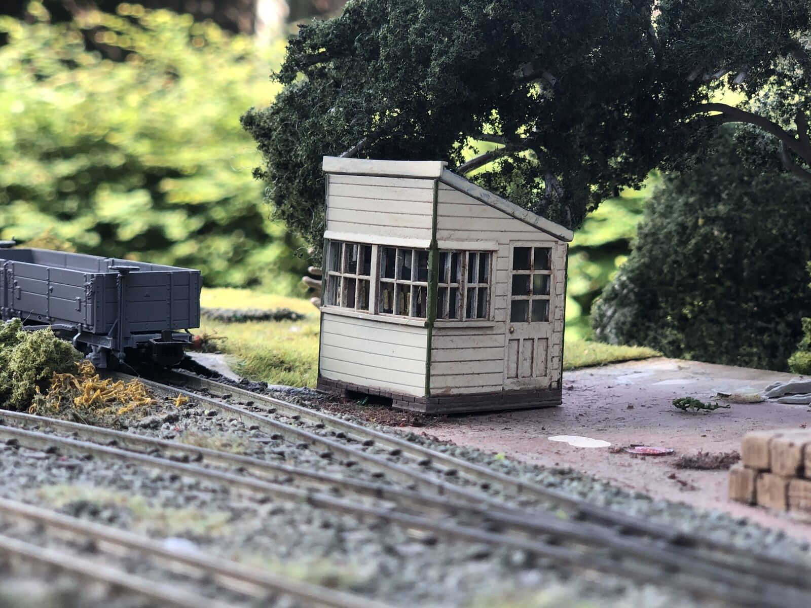 OO9/OO/HO scale ground signal box hut model kit with separate roof, glazing and interior lever frame