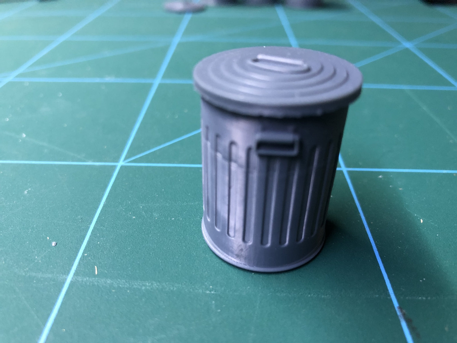 GN15 G scale unpainted resin dustbin set with removable lids for model railway yard or workshop scenic detailing