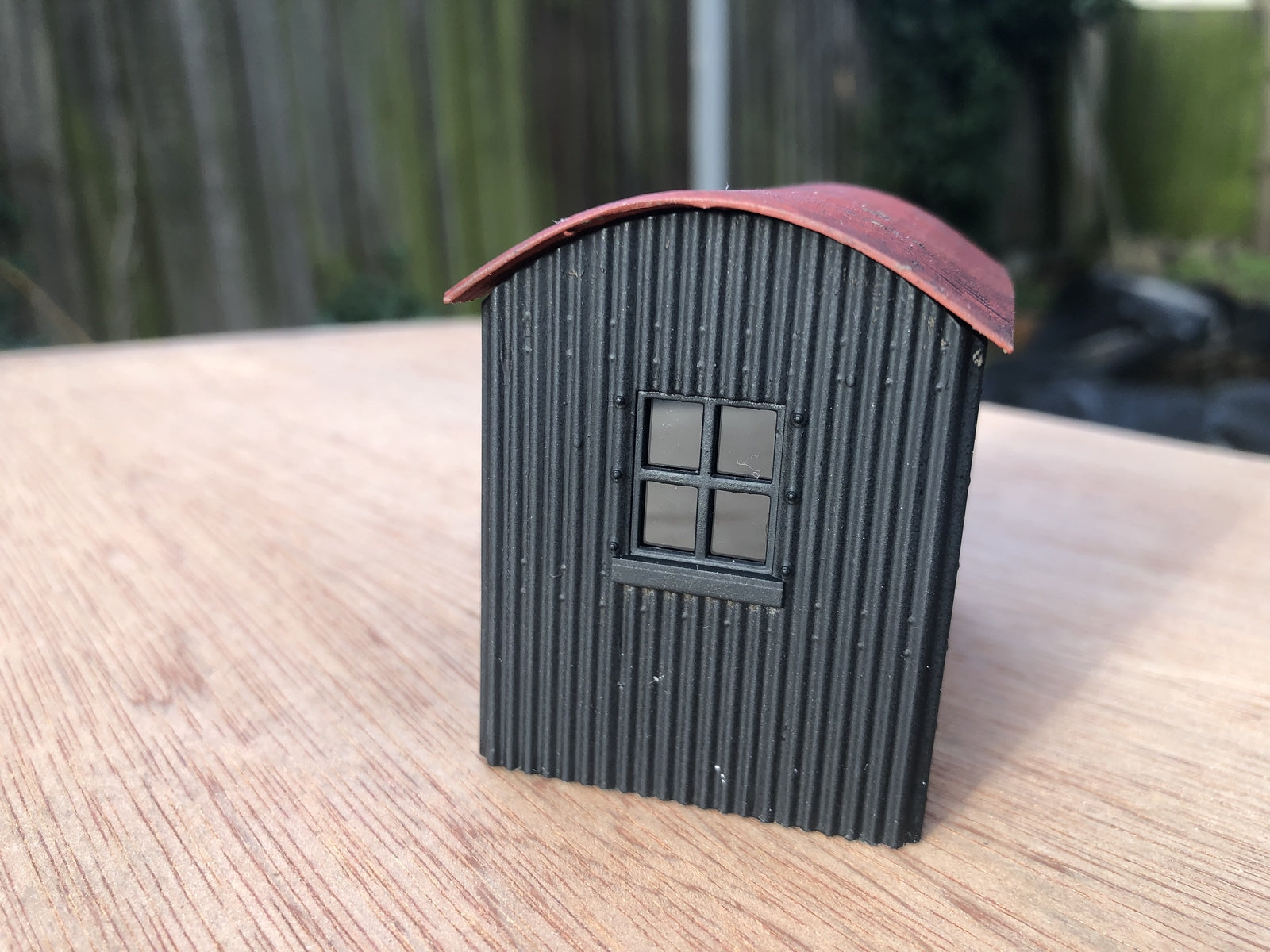 O gauge/O-16.5 model railway lamp hut kit with glazed windows, based on the Buckfastleigh steam railway building
