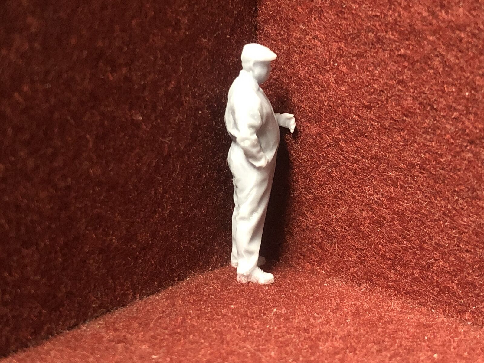 Six unpainted 1:43.5 scale NG7/O gauge loco crew resin figures in assorted poses, ready for painting.