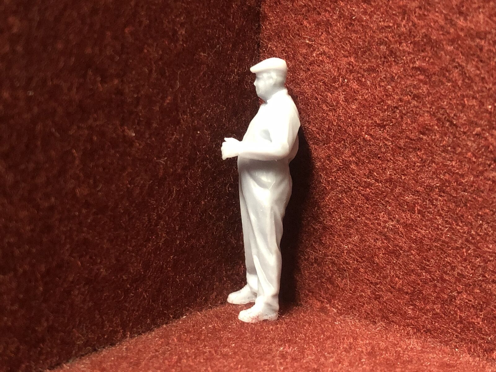 Six unpainted 1:43.5 scale NG7/O gauge resin loco crew figures in assorted poses, ready for painting.