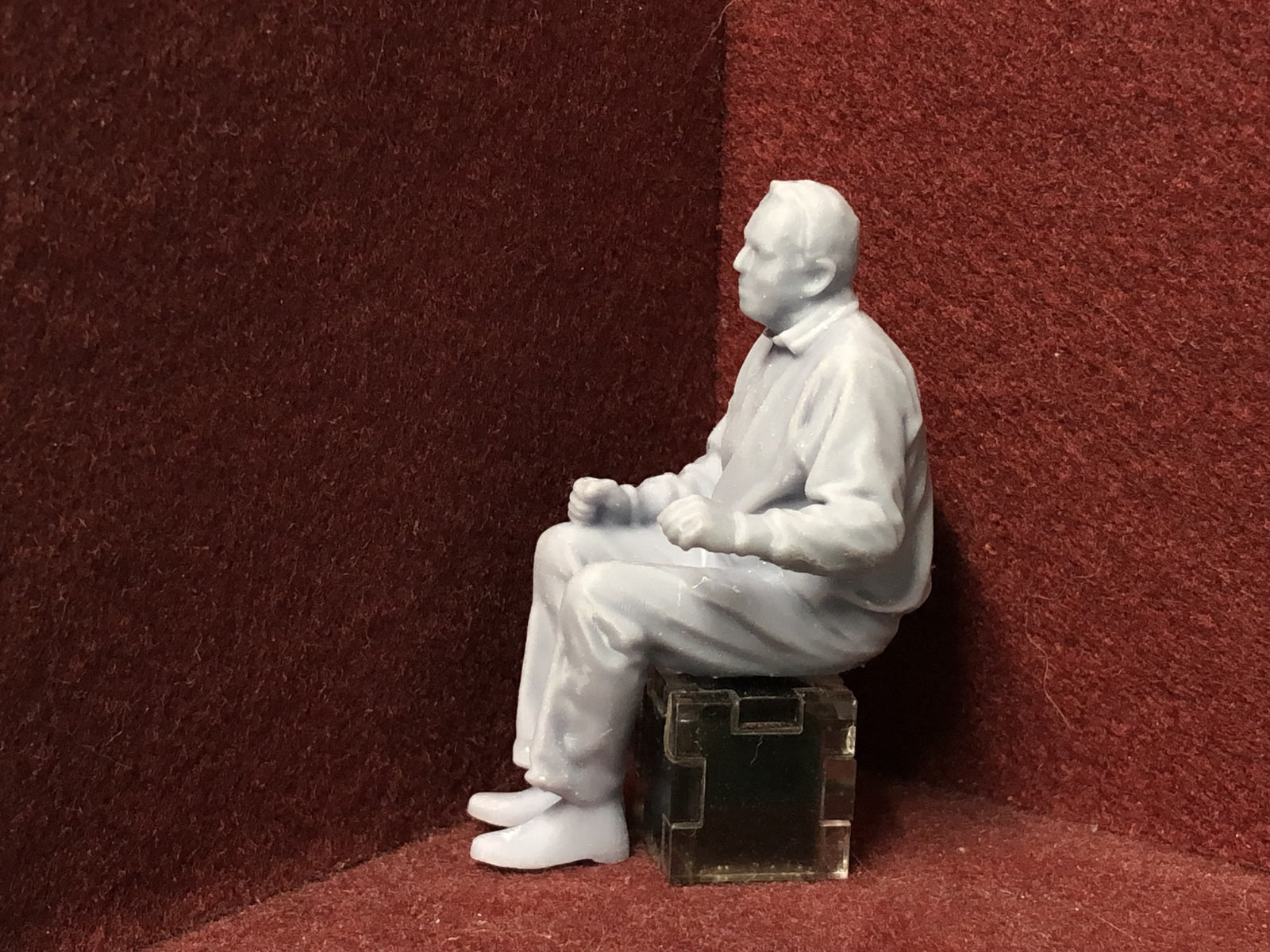 16mm scale 1:19 SM32 seated driver figure model for garden railway layouts, 3D scanned from a real person