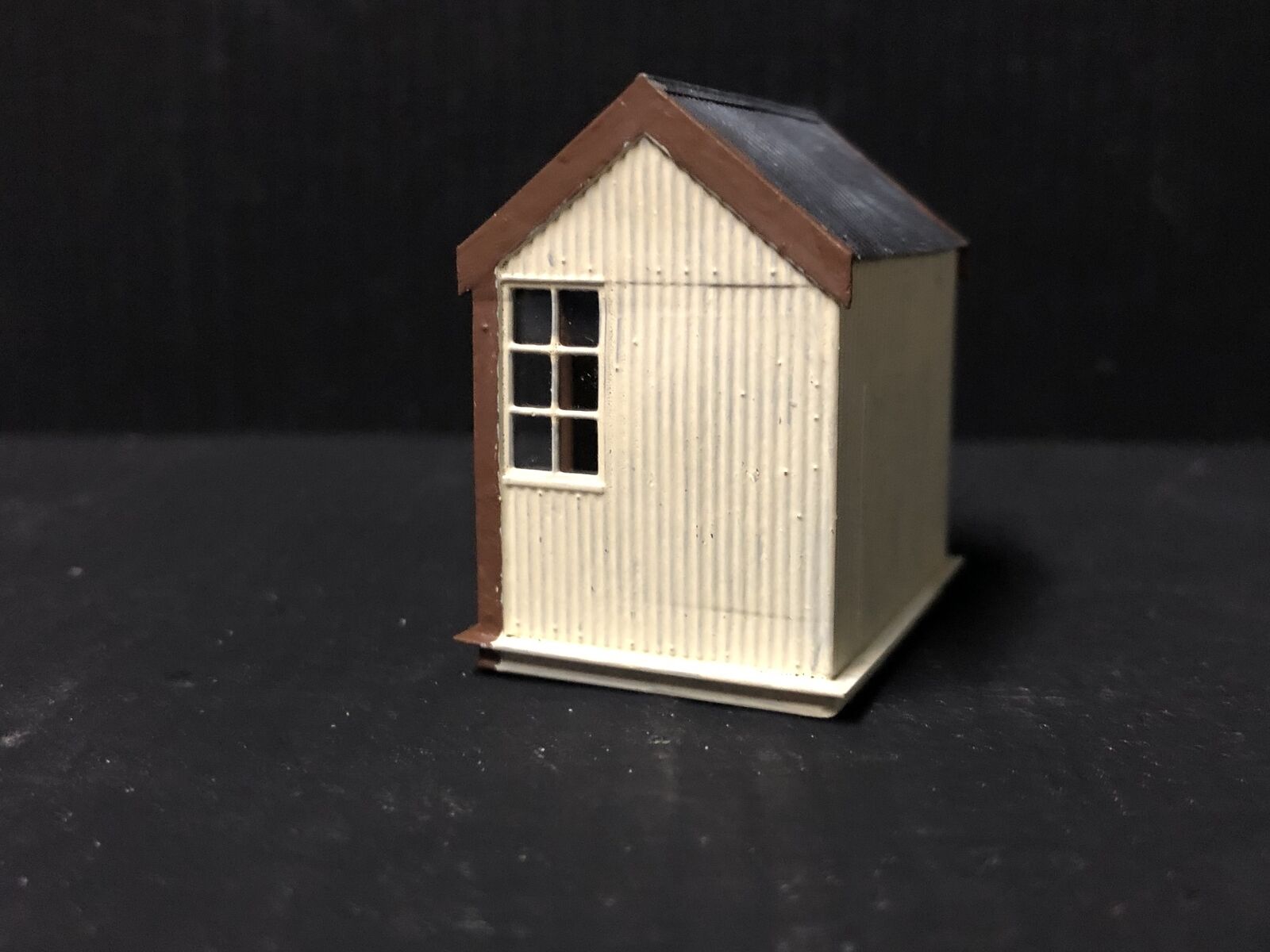 OO9 narrow gauge OO gauge Sylfaen halt hut kit in 4mm scale resin with glazing, shown assembled and painted on a model railway layout