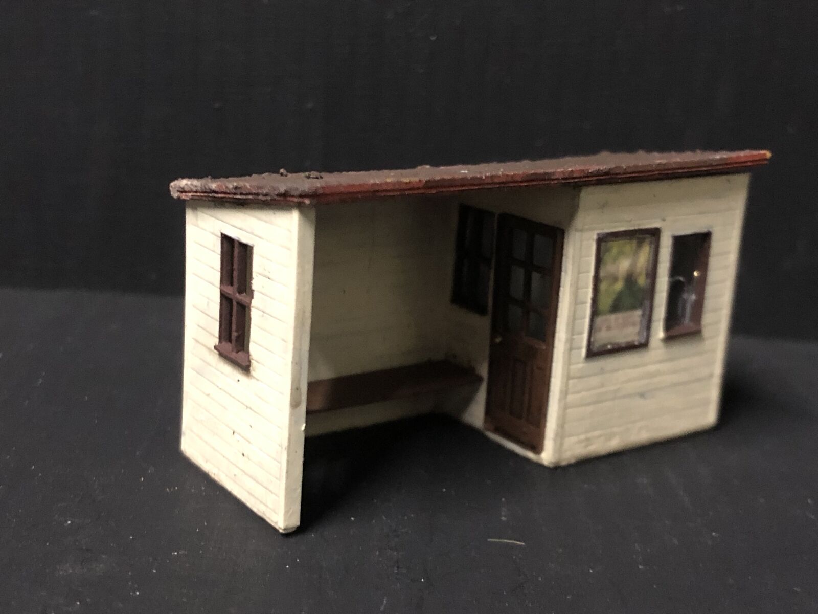 OO9/OO/HO scale model railway kit of a small combined ticket office and waiting room building for station platforms