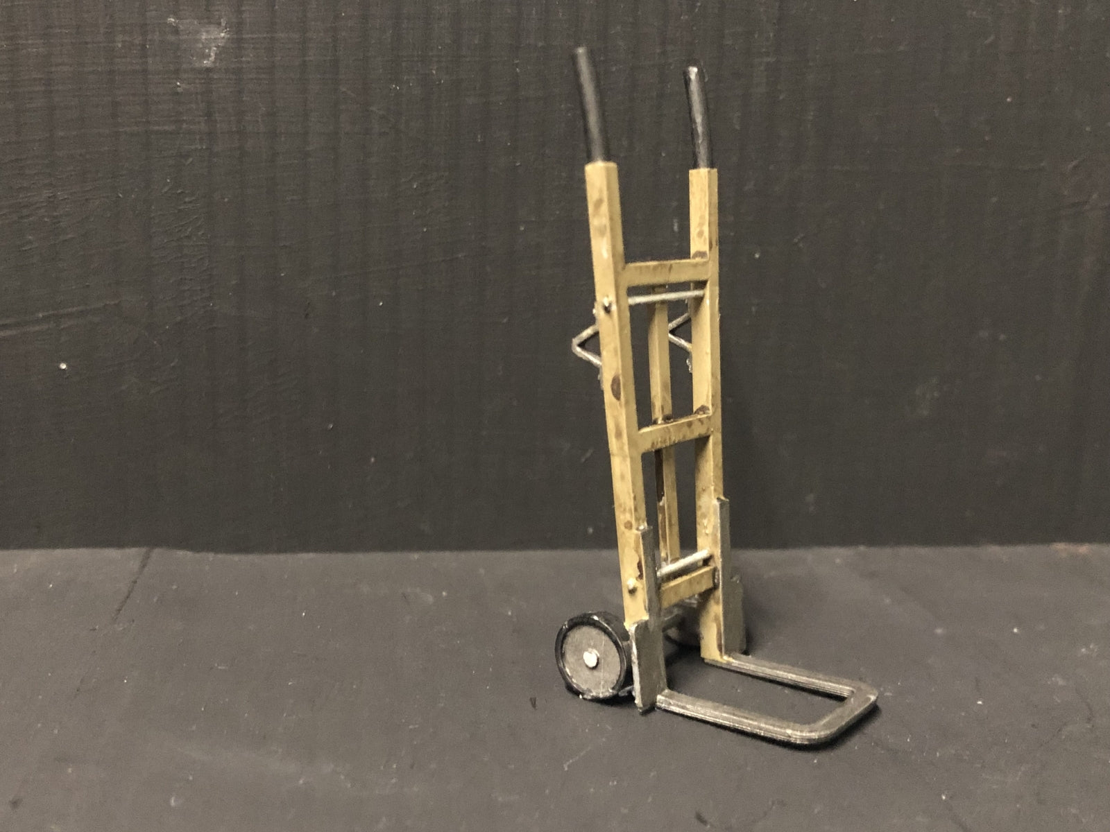 Unpainted GN15 G scale pair of resin sack trolleys for model railway platforms or workshops, shown in grey ready for detailing