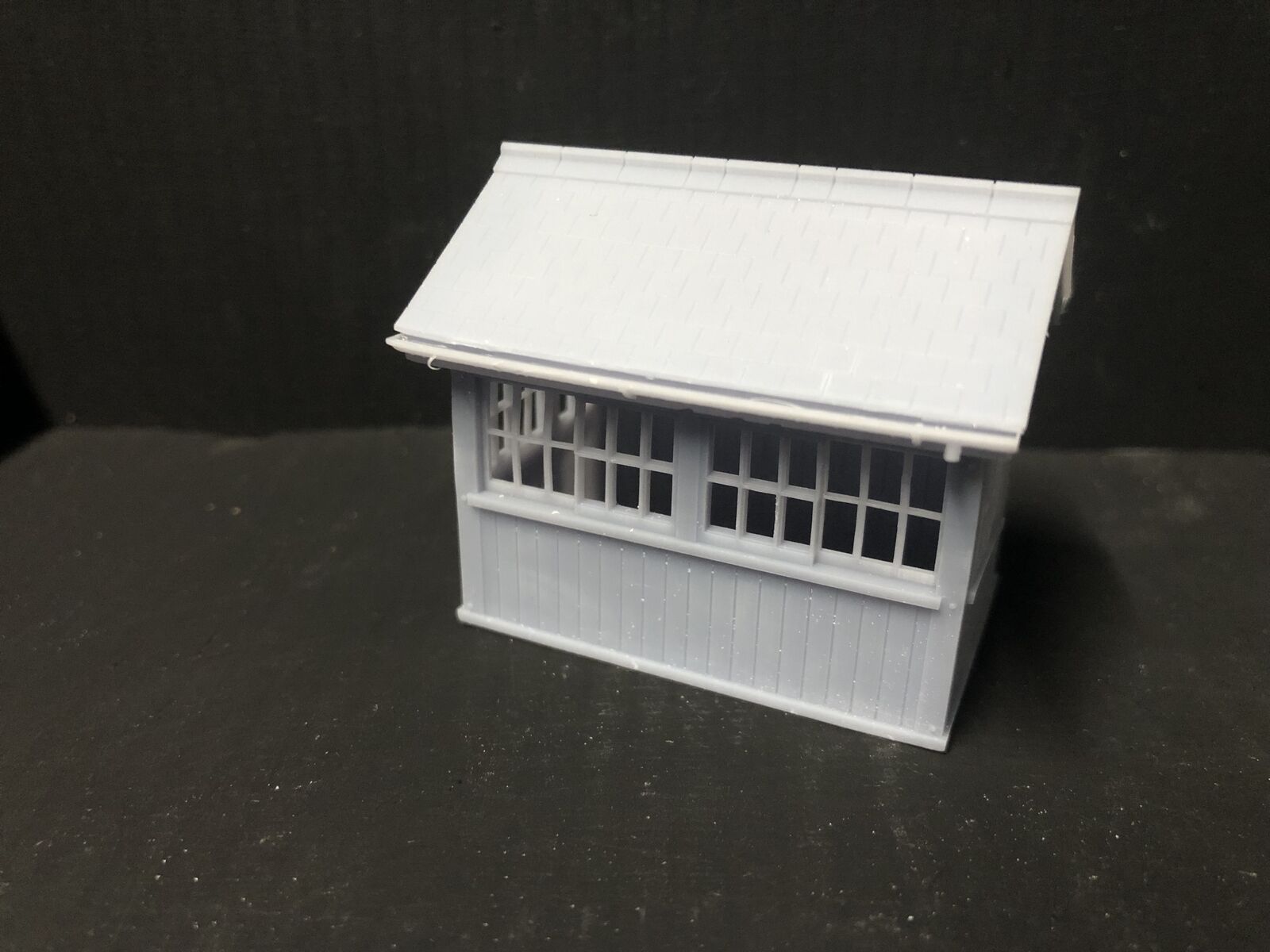 OO9/OO/HO scale Staverton ground signal box model kit with glazed windows and bird box for model railway layouts