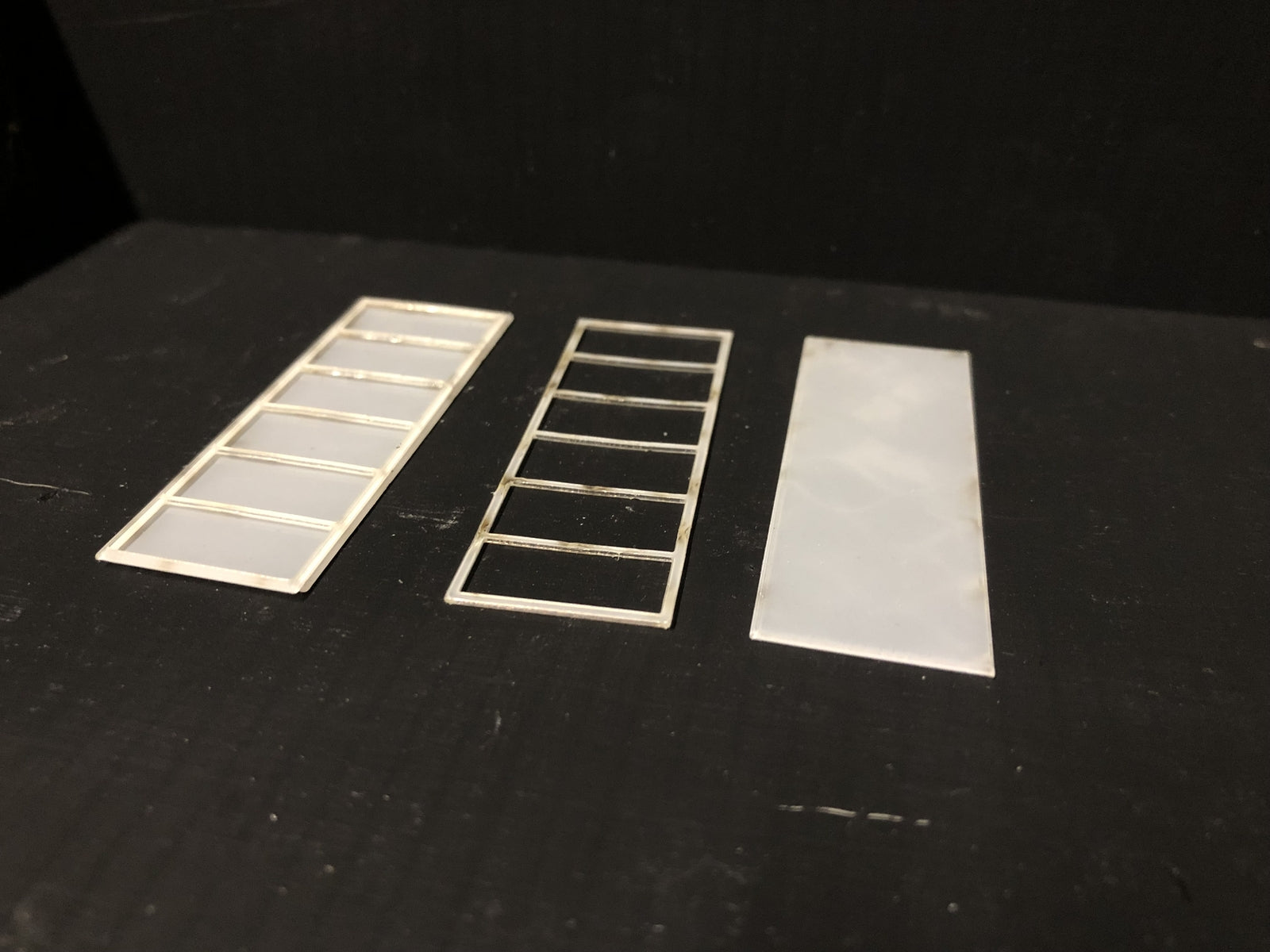 OO9 gauge Edwardian promenade shelter kit with glazed roof panels and two pedestrian figures for OO model railway scenes