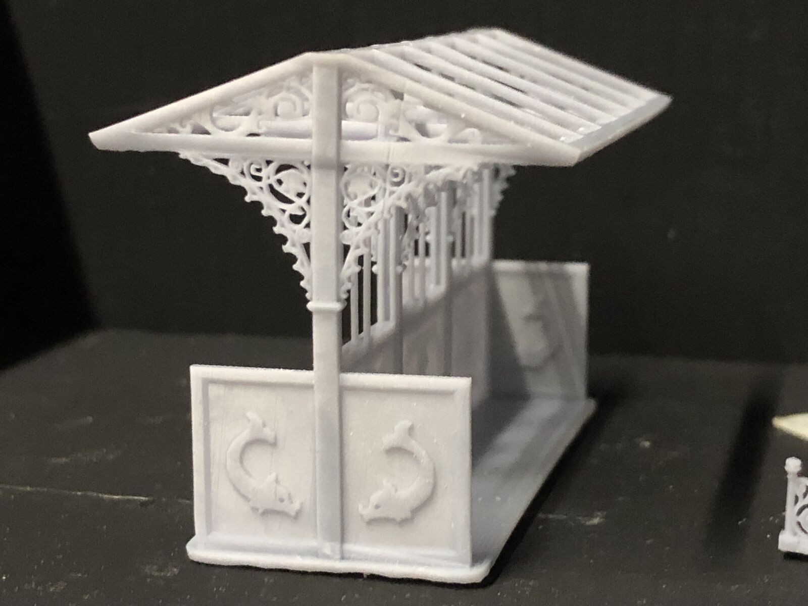 OO9 gauge Edwardian promenade shelter model kit with glazed roof panels and two pedestrian figures for seaside or park layouts