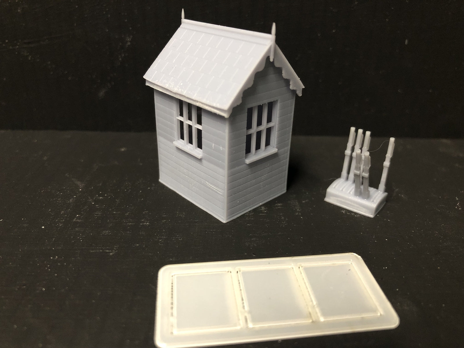 OO9/OO/HO scale model railway ground frame hut kit with glazed windows and lever frame detail
