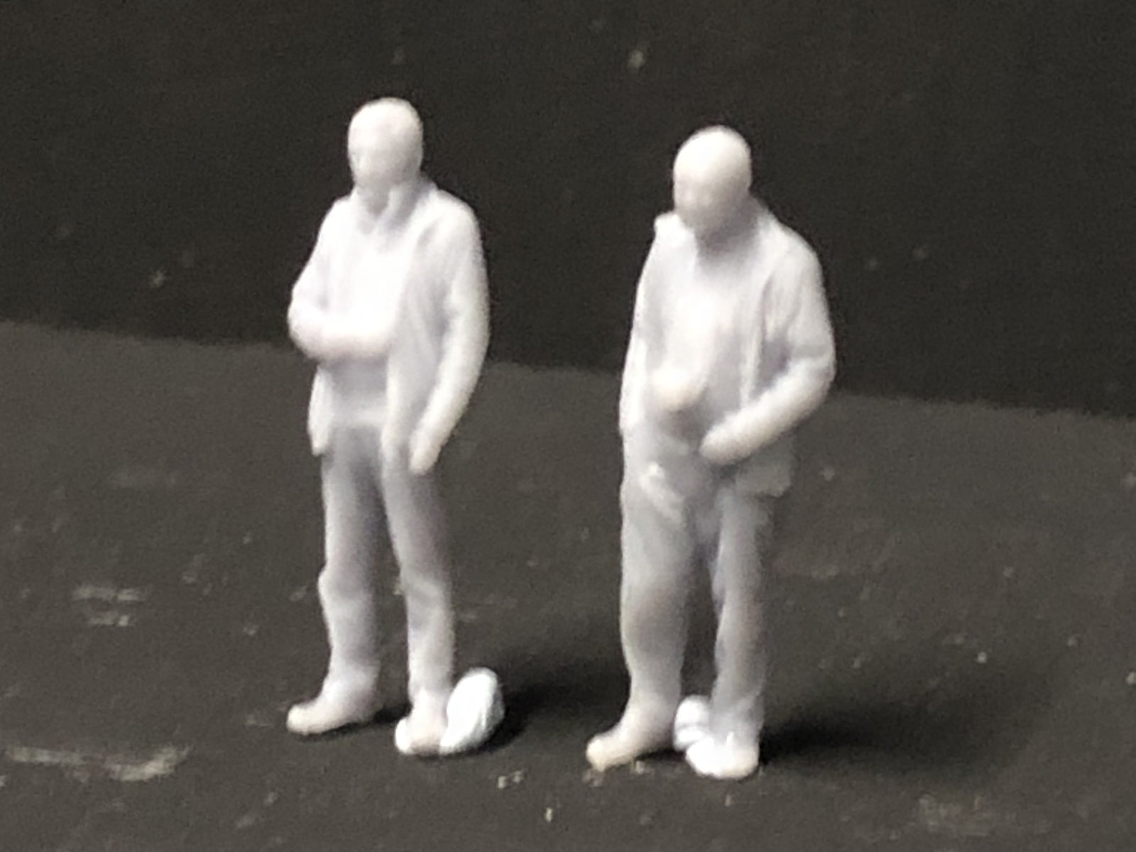 OO9 gauge Edwardian promenade shelter kit with roof glazing and two pedestrian figures for 4mm scale model railway scenes