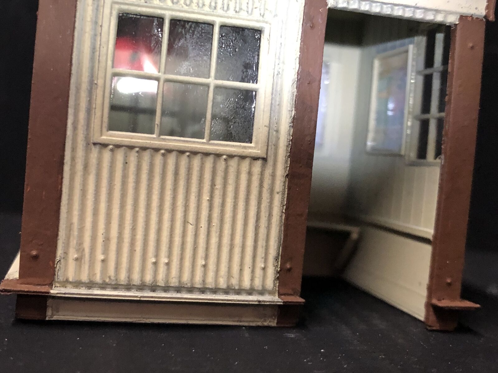 Unpainted 7mm scale O-16.5 Sylfaen station halt resin hut kit with glazed windows for narrow gauge model railways