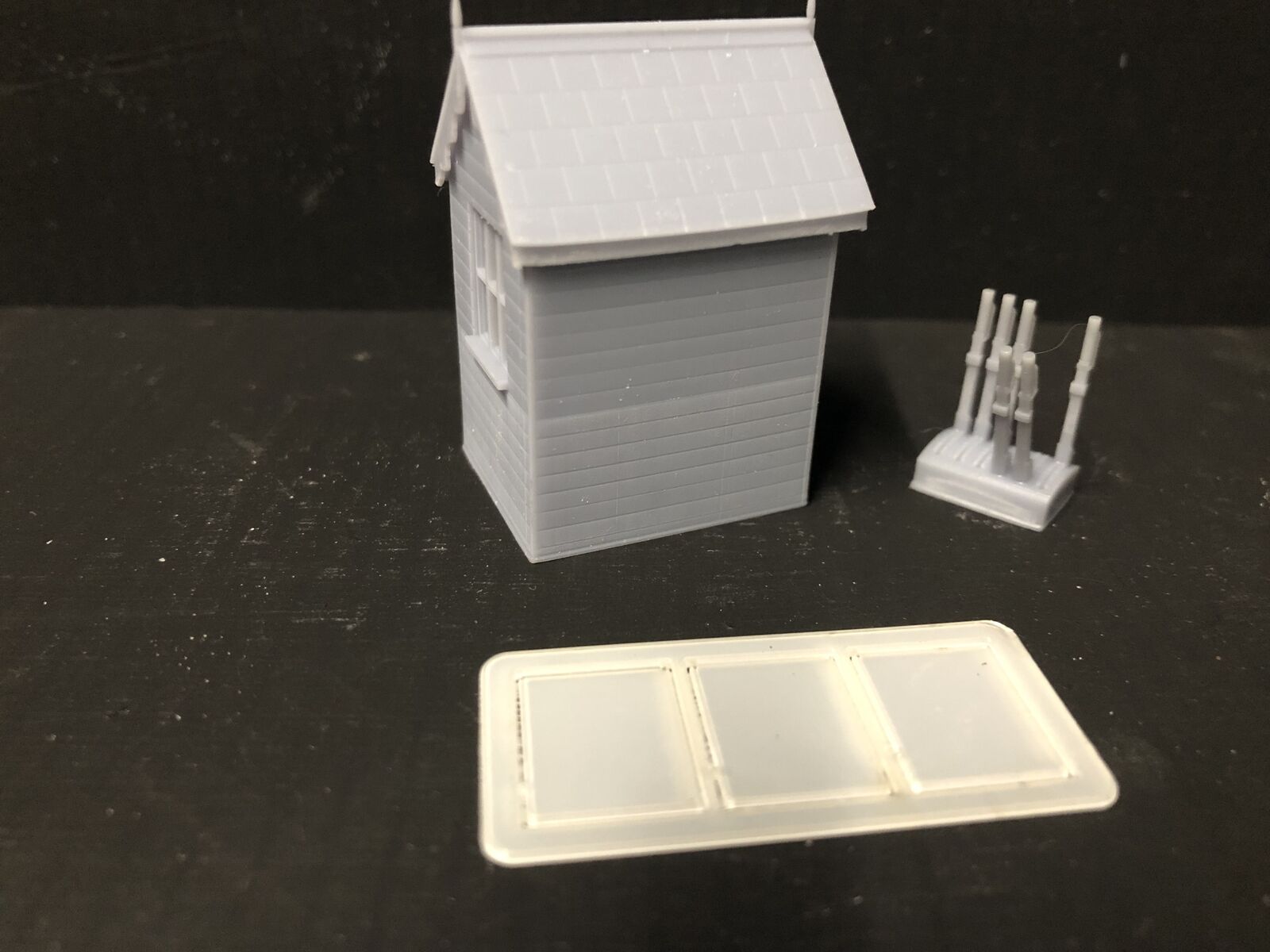 OO9/OO/HO scale model railway ground frame hut kit with glazed windows and lever frame detail
