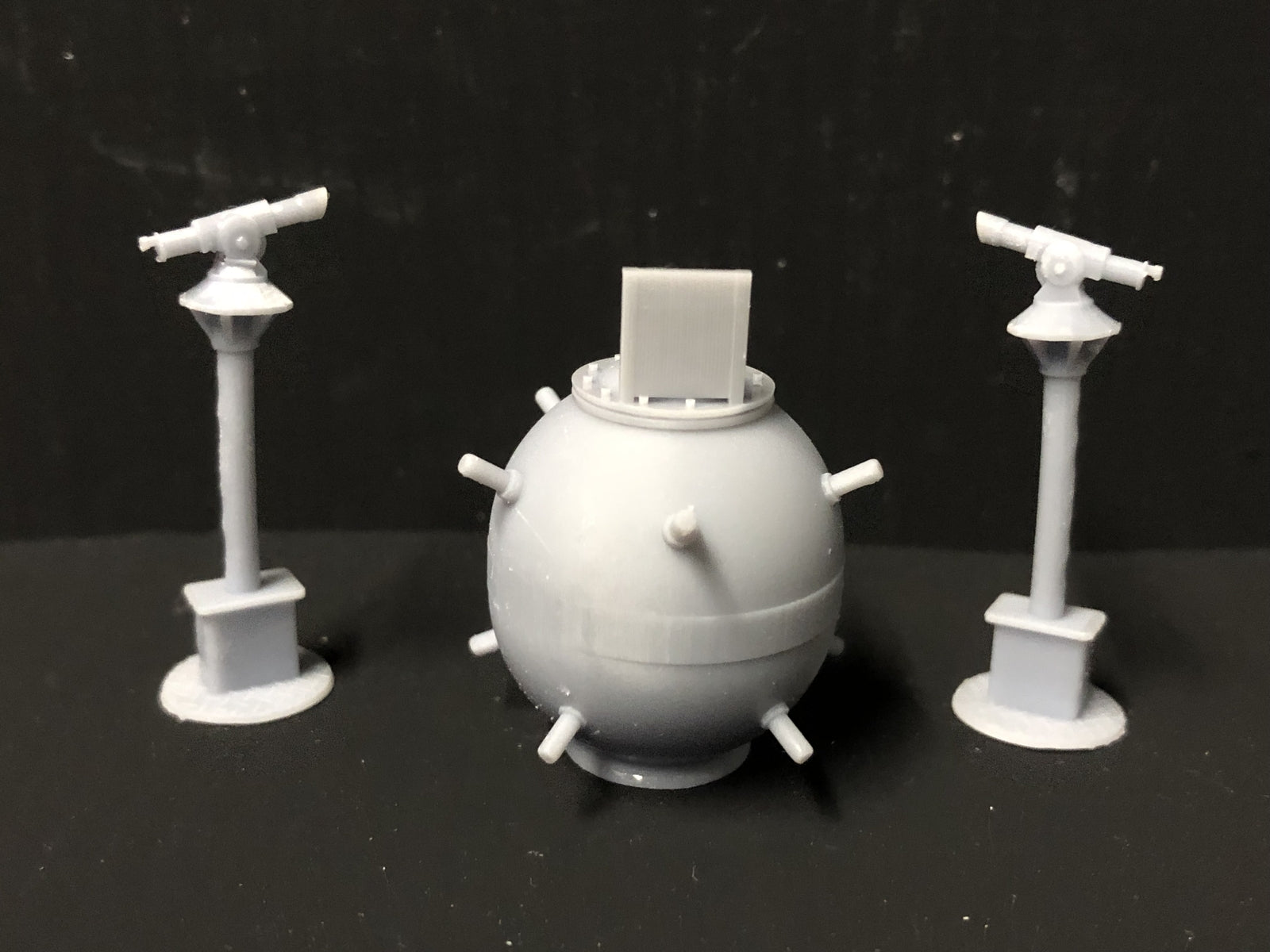 Unpainted O-16.5 / 7mm scale seaside charity mine and promenade telescopes model kit for O gauge model railways