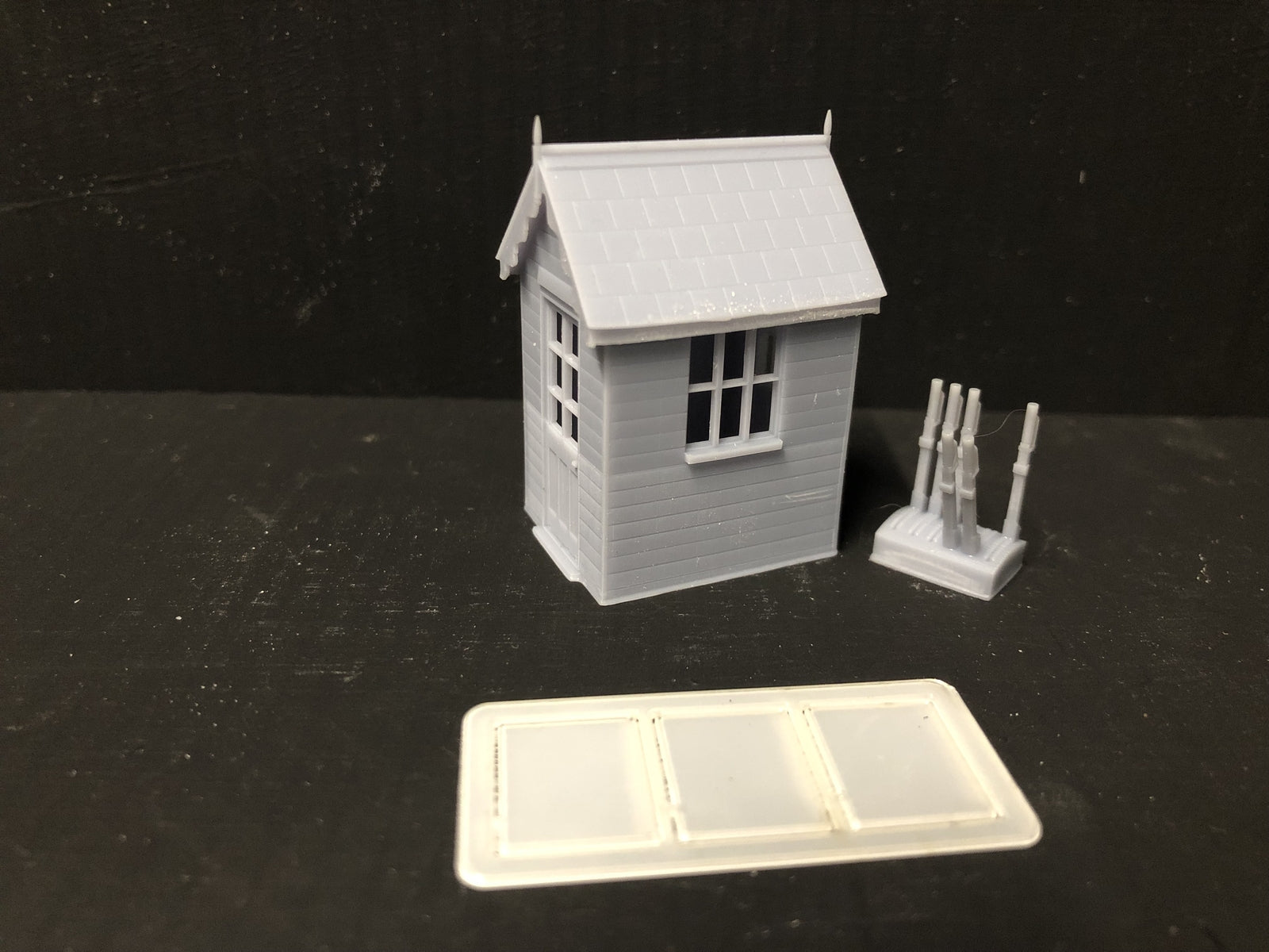 OO9/OO/HO scale model railway ground frame hut kit with glazed windows and lever frame detail