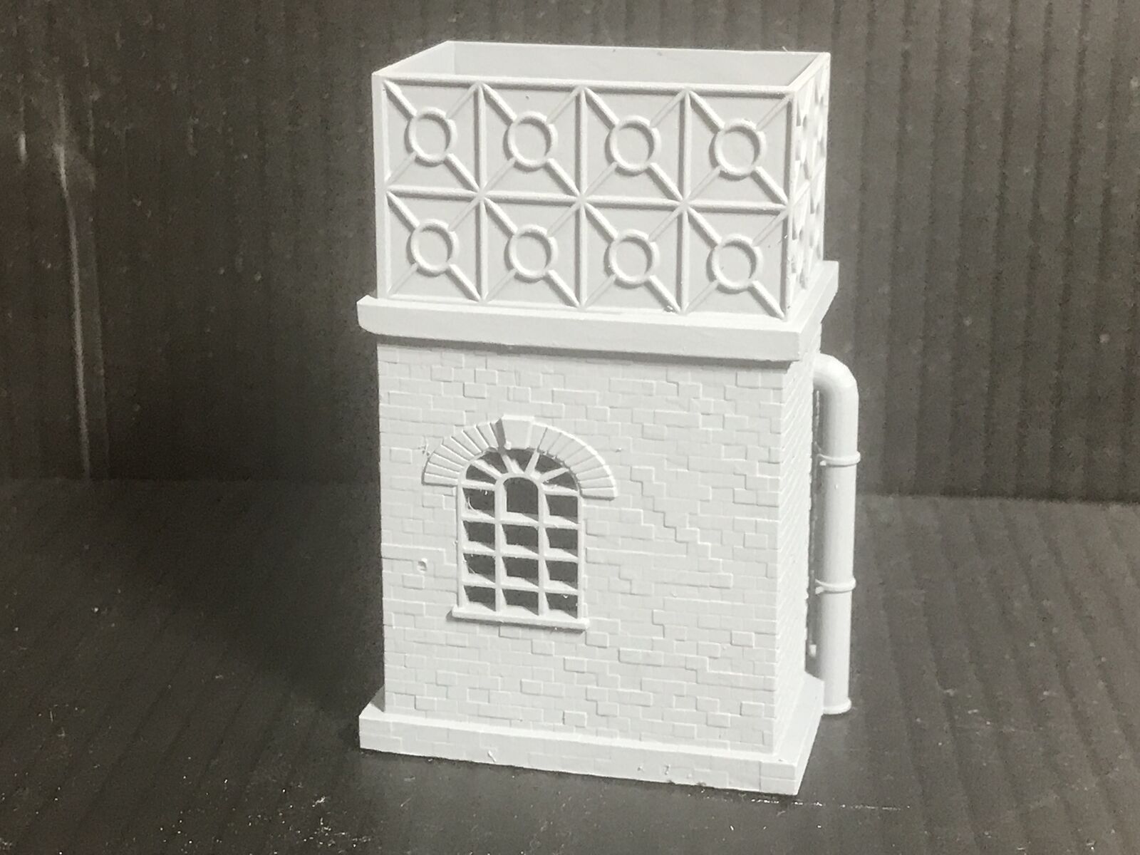 OO9 gauge small brick water tower model kit with recessed top for optional clear plastic water effect