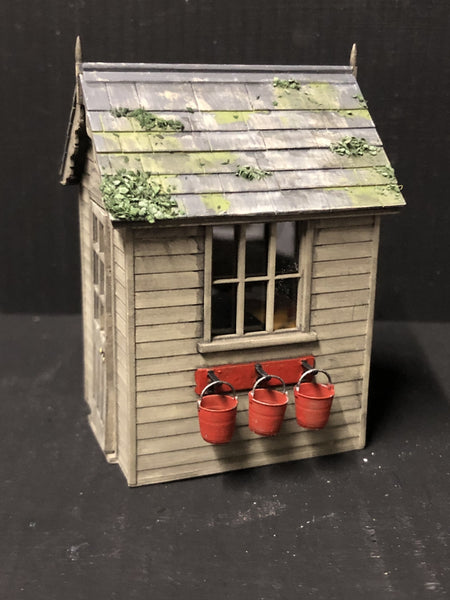 Signal Frame Ground Hut with fire buckets and glazing - 7mm/O-16.5