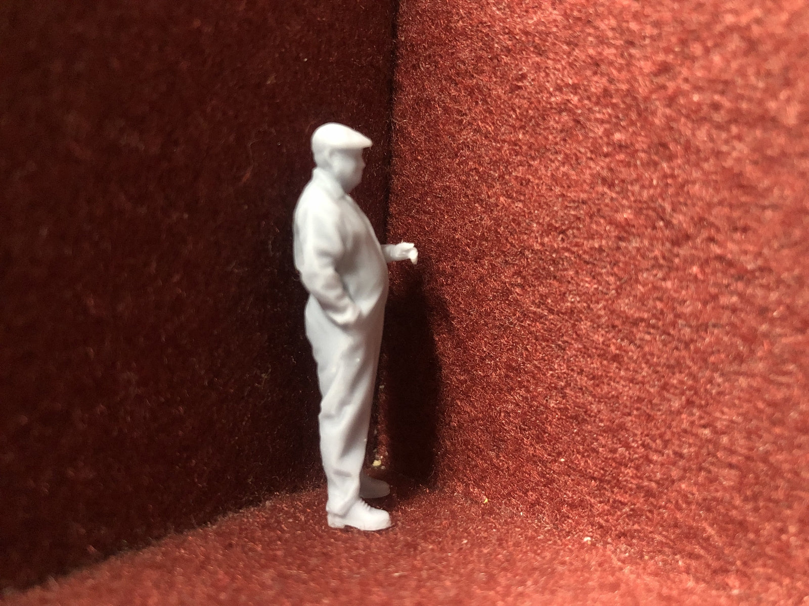 Six unpainted 1:43.5 scale NG7/O gauge loco crew figures in assorted poses for model railway layouts.