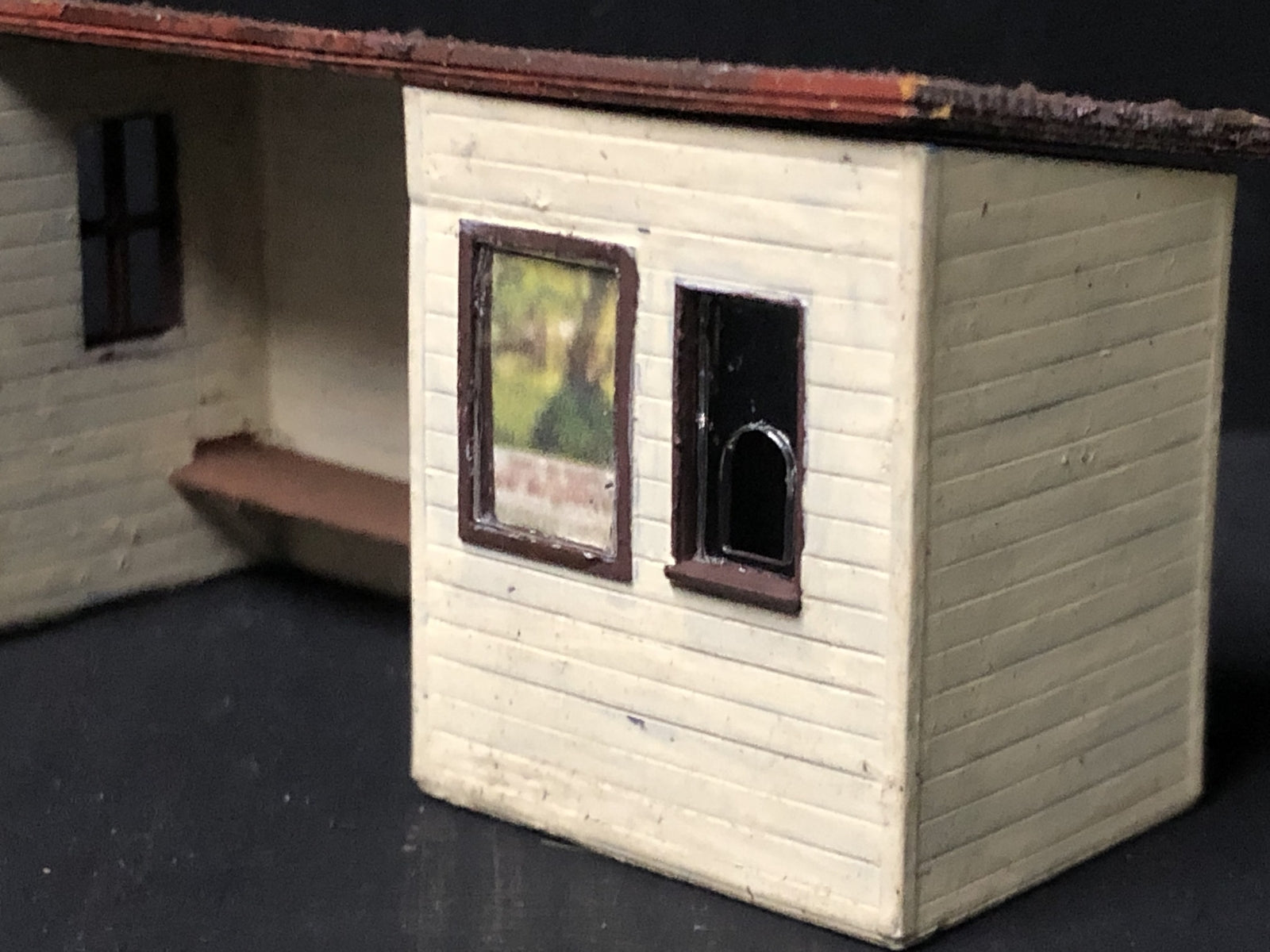 OO9/OO/HO scale model railway kit of a small combined ticket office and waiting room building for narrow station platforms