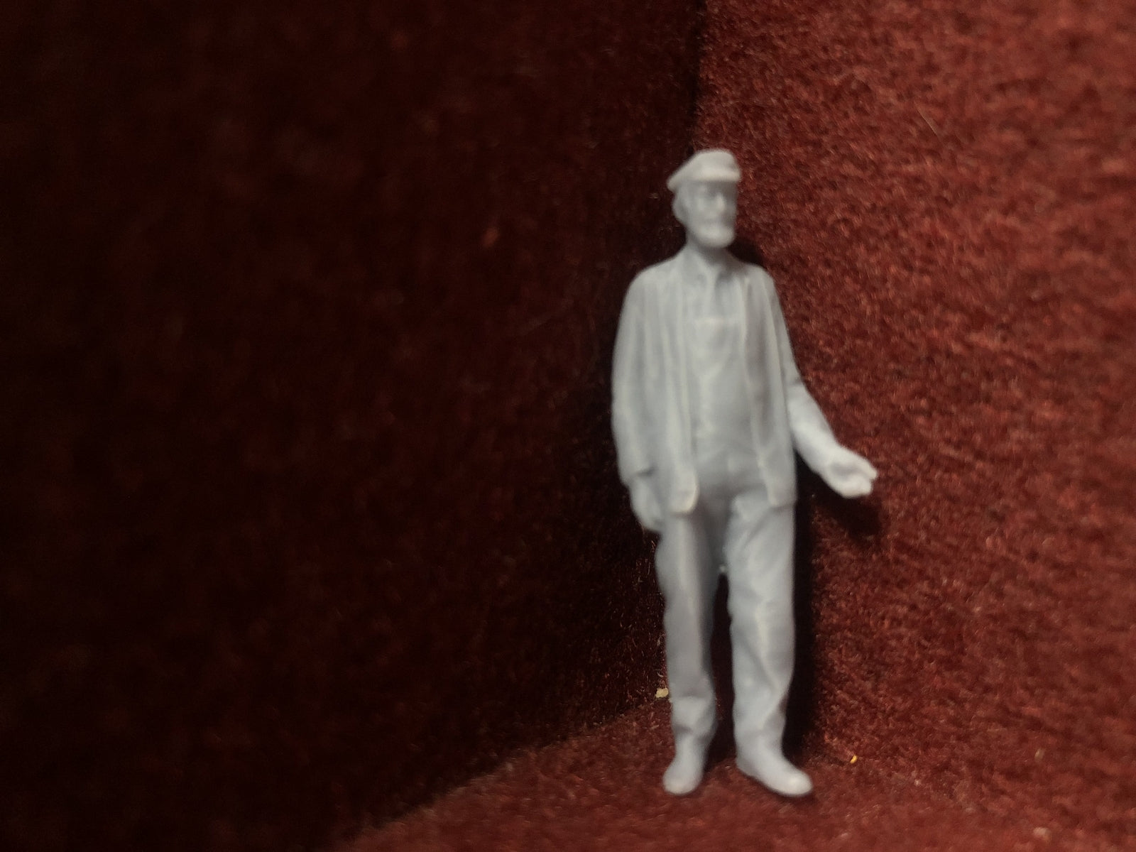 Six unpainted 1:43.5 scale NG7/O gauge loco crew figures in assorted poses for model railway layouts