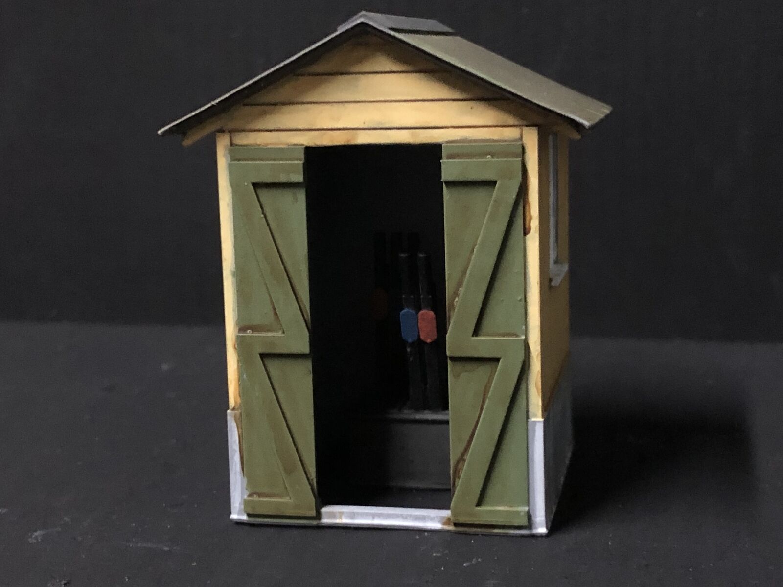 NG7 7mm scale model railway signalman’s hut kit with separate roof, glazing and interior lever frame