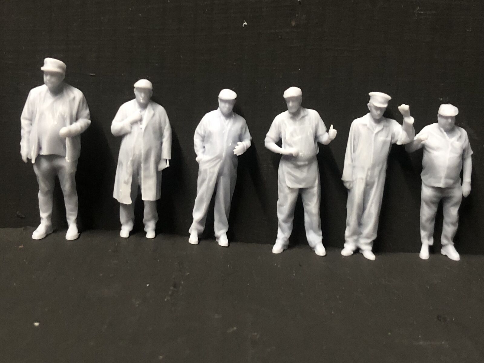 Unpainted 1:43.5 scale NG7/O gauge loco crew multi-pack with six assorted 39mm resin figures in varied poses ready to paint.