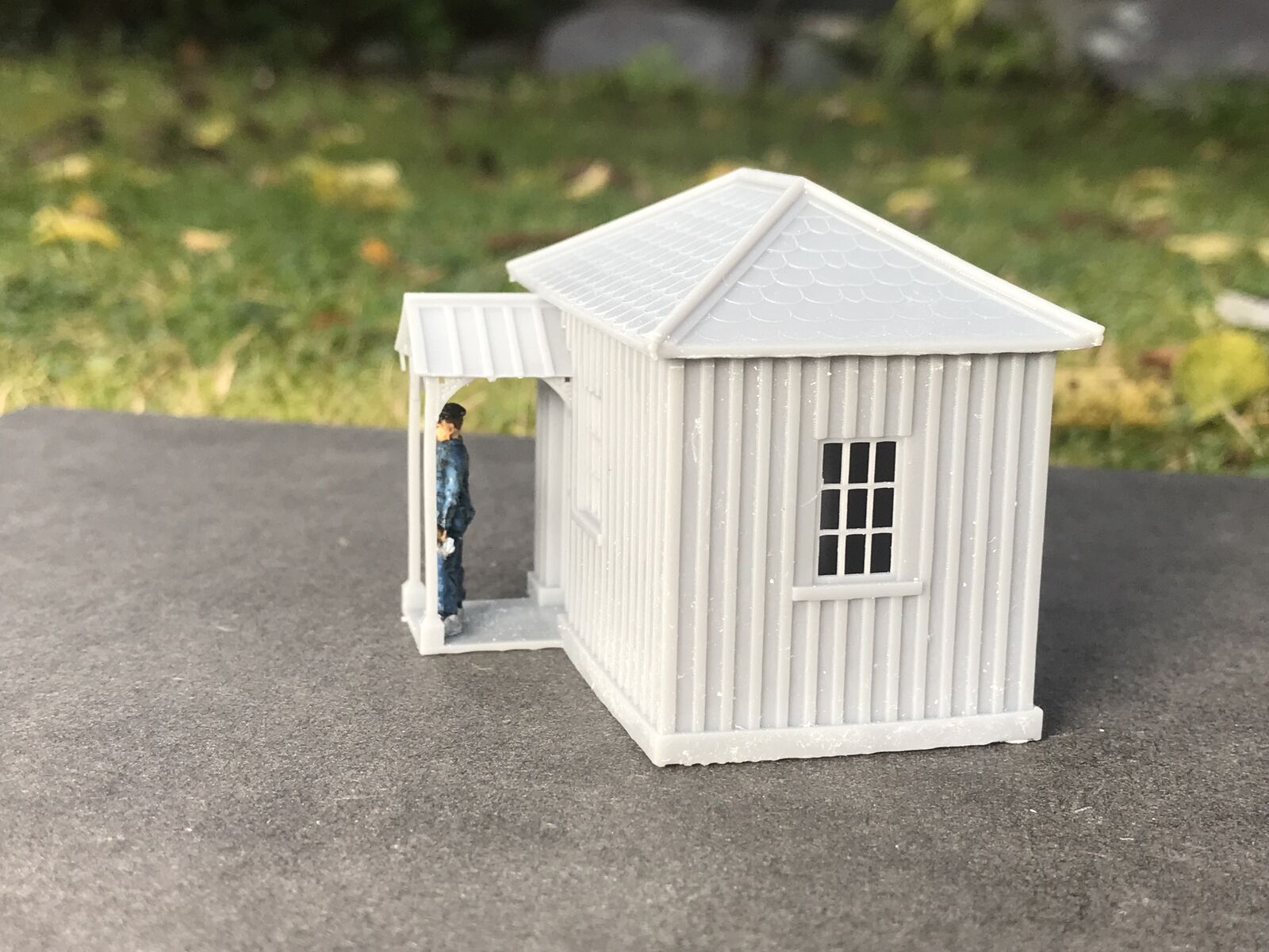 OO9/OO/HO scale Minffordd-style small station building model kit with detailed walls, roof and platform-side doors