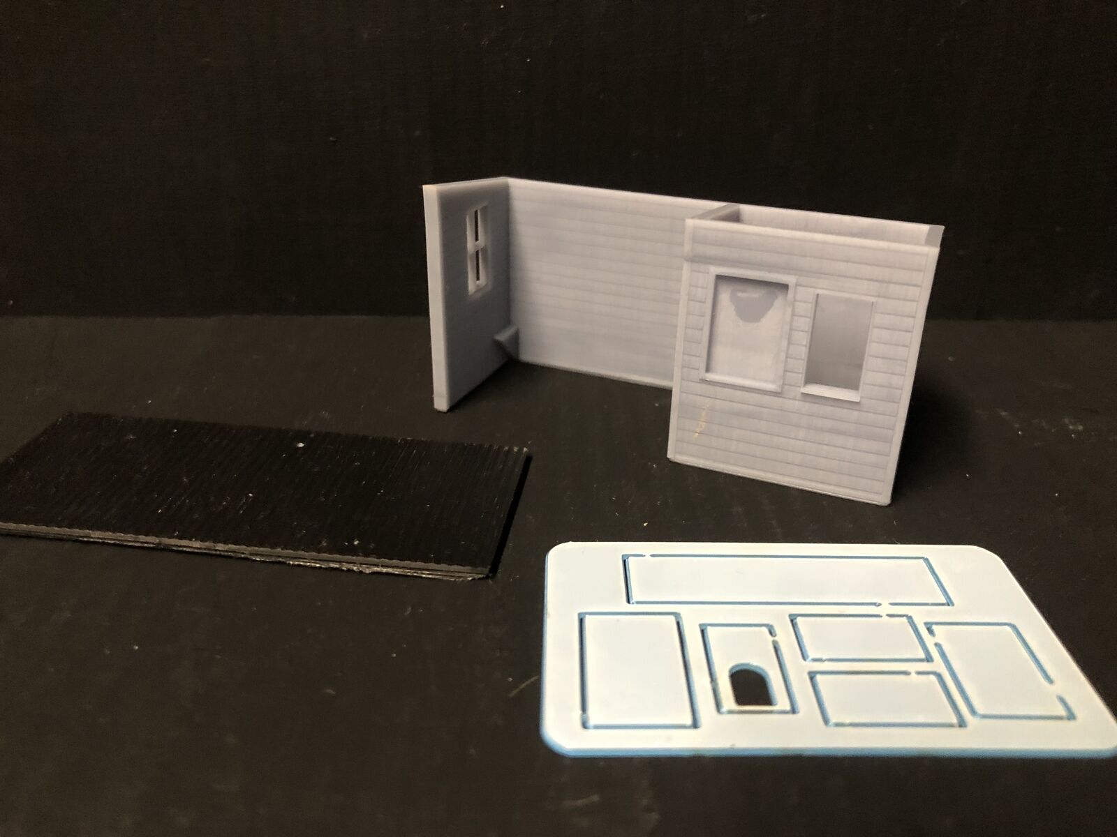 OO9/OO/HO scale model railway kit of a small combined ticket office and waiting room building for narrow station platforms