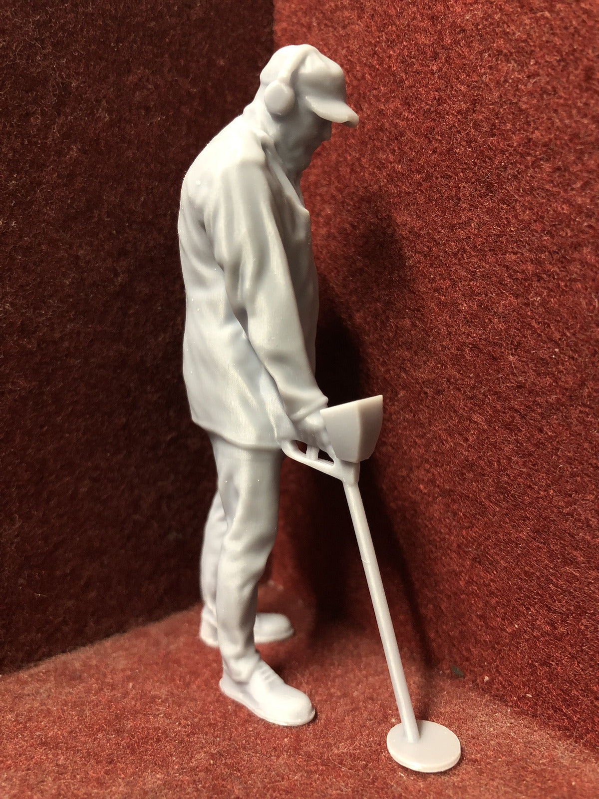 16mm 1:19 scale SM32 garden railway figure of a metal detectorist, 3D scanned from a real person in a searching pose