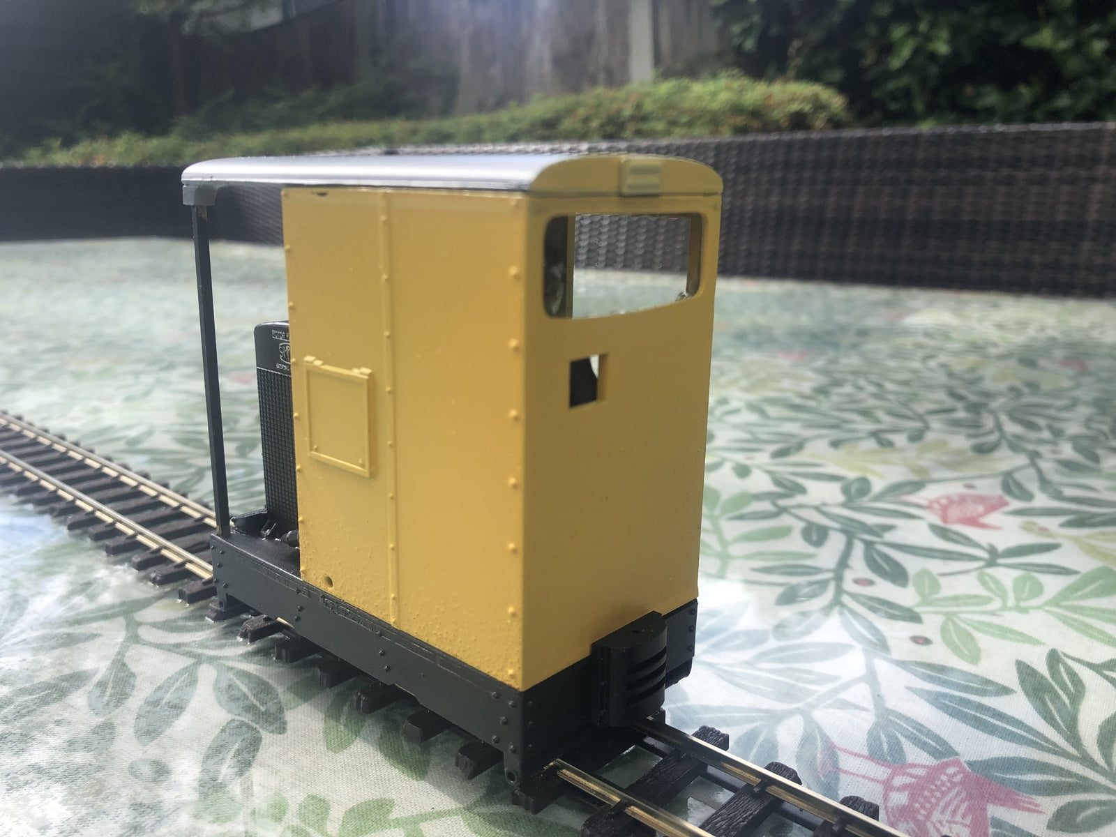 Unpainted GN15 Simplex caravan diesel loco kit in G scale for 00 track, shown on a Tenshodo spud motor bogie chassis