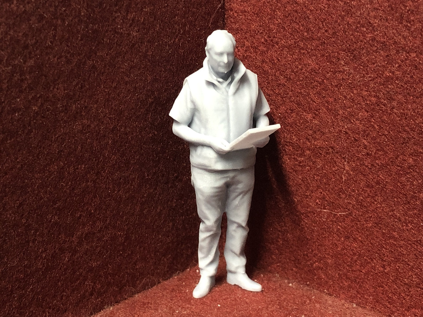 Unpainted G scale 1:22.5 GN15 3D-scanned male figure holding a clipboard for model railway layouts