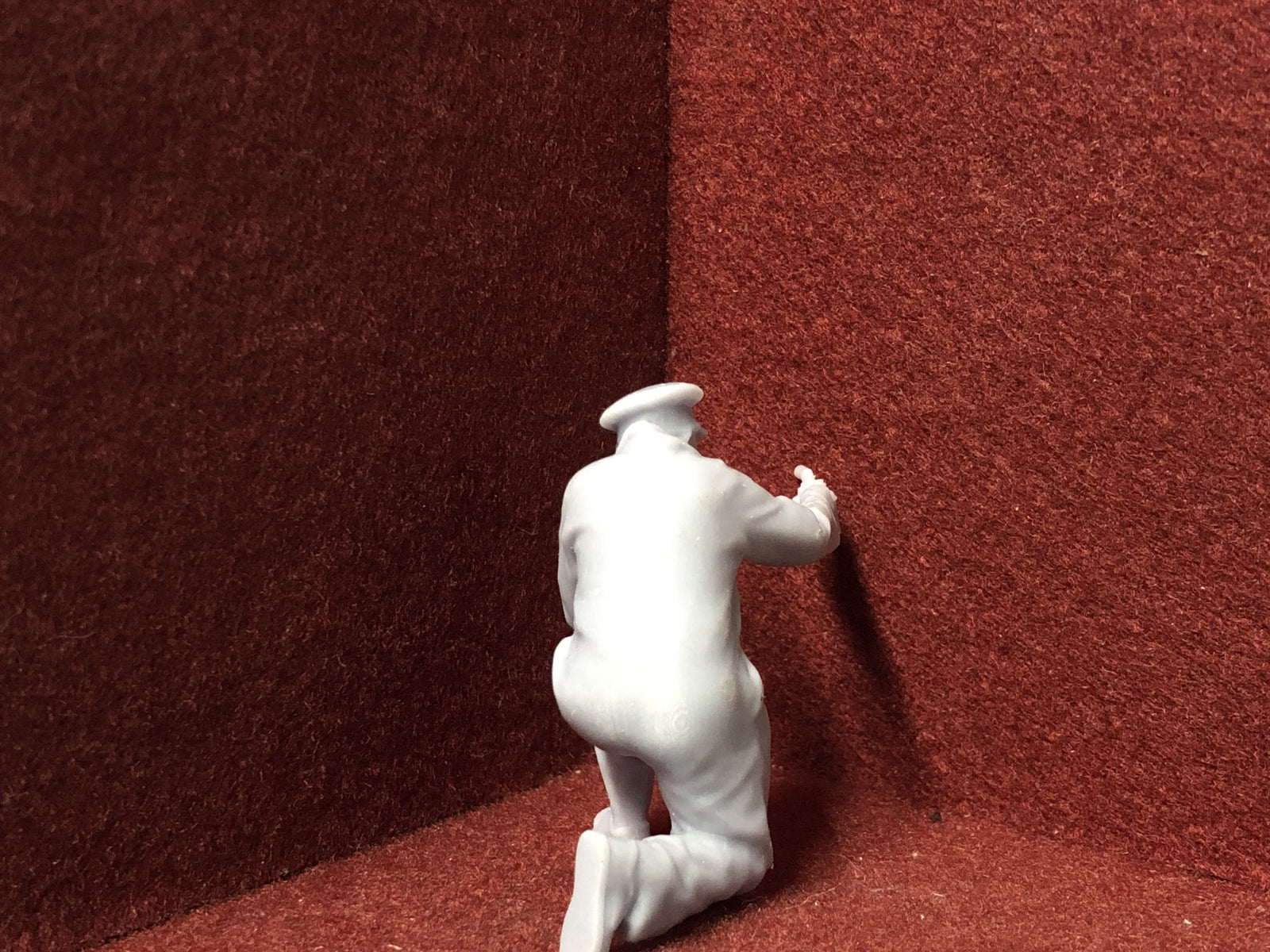 G-scale 1:22.5 mechanic figure for GN15 layouts, kneeling with oiler in hand, approx 47mm tall for model railway scenes