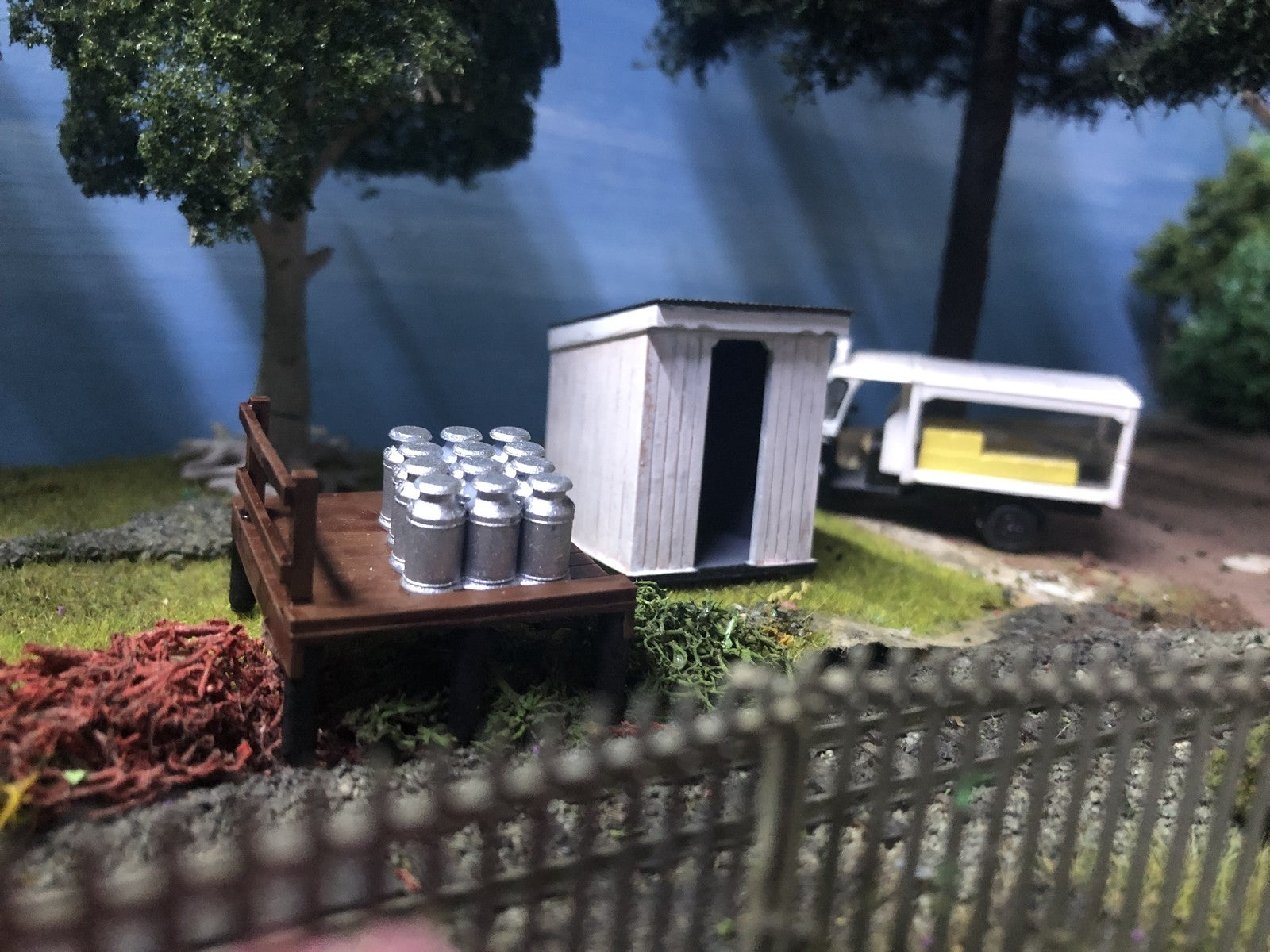OO9/OO/HO country halt and milk platform kit with shelter and 12 milk churns for model railway layouts