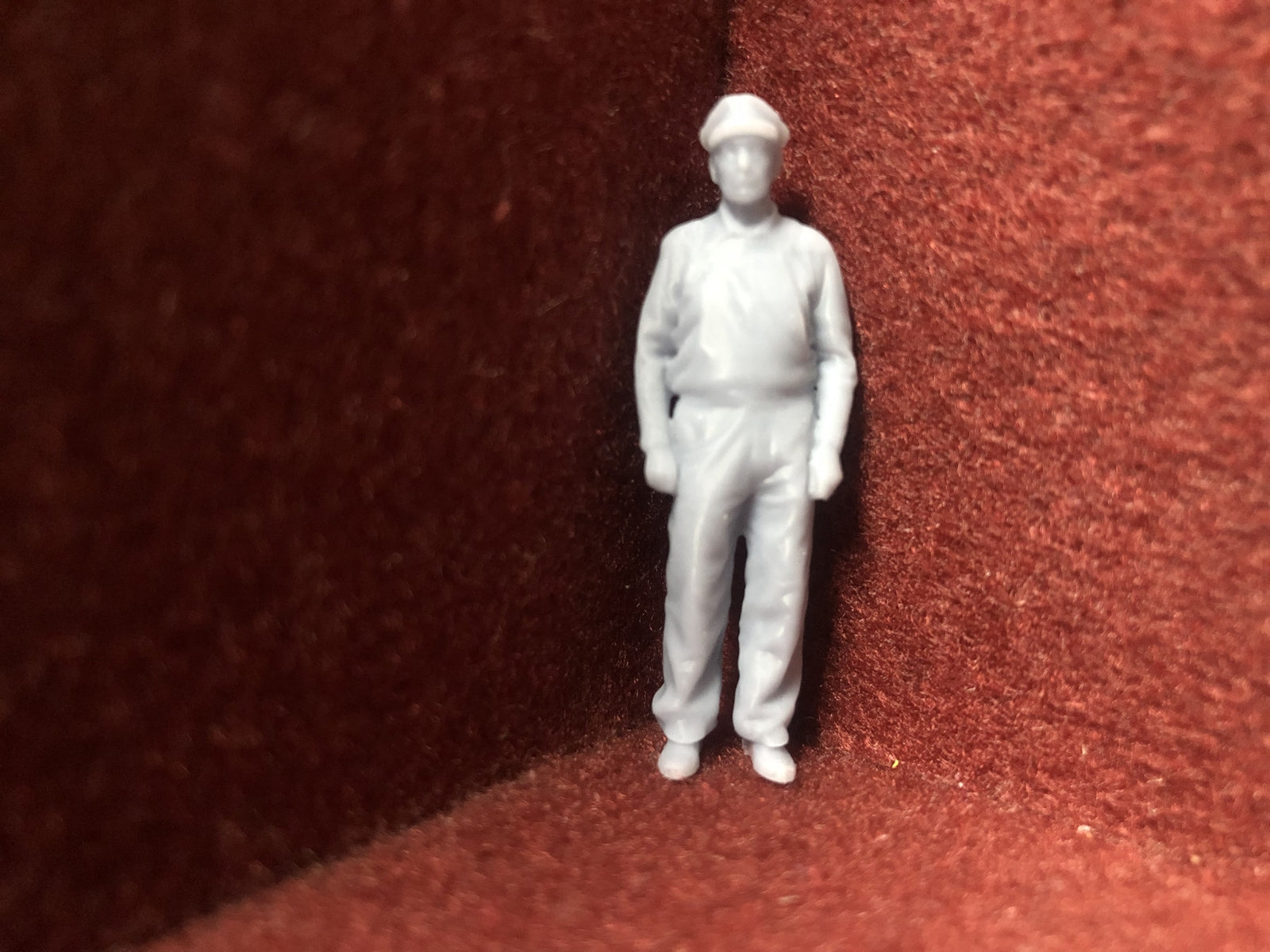 Unpainted 1:43.5 scale NG7/O gauge loco crew multi-pack with six 39mm resin figures in assorted poses ready to paint