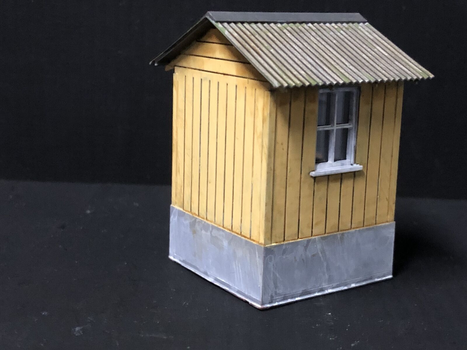 NG7 7mm scale model railway signalman’s hut kit with separate roof, glazing and lever frame on a 36mm square footprint