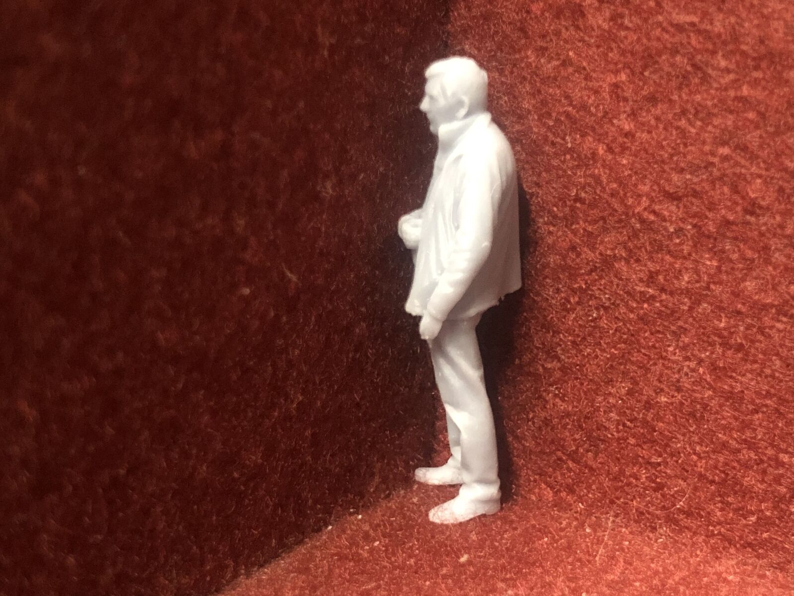 Set of six unpainted 1:43.5 scale NG7/O gauge worker and civilian figures for model railway layouts.