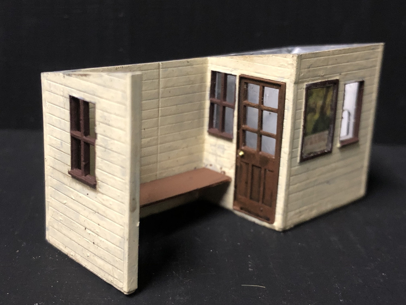 OO9/OO/HO scale model railway kit of a small combined ticket office and waiting room building for narrow station platforms