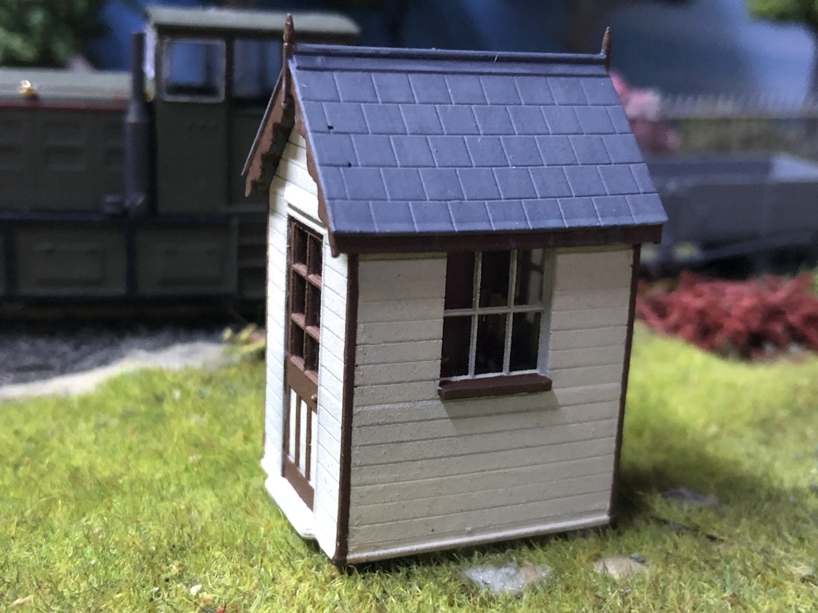 OO9/OO/HO scale model railway ground frame hut kit with lever frame and glazing inspired by Buckfastleigh station