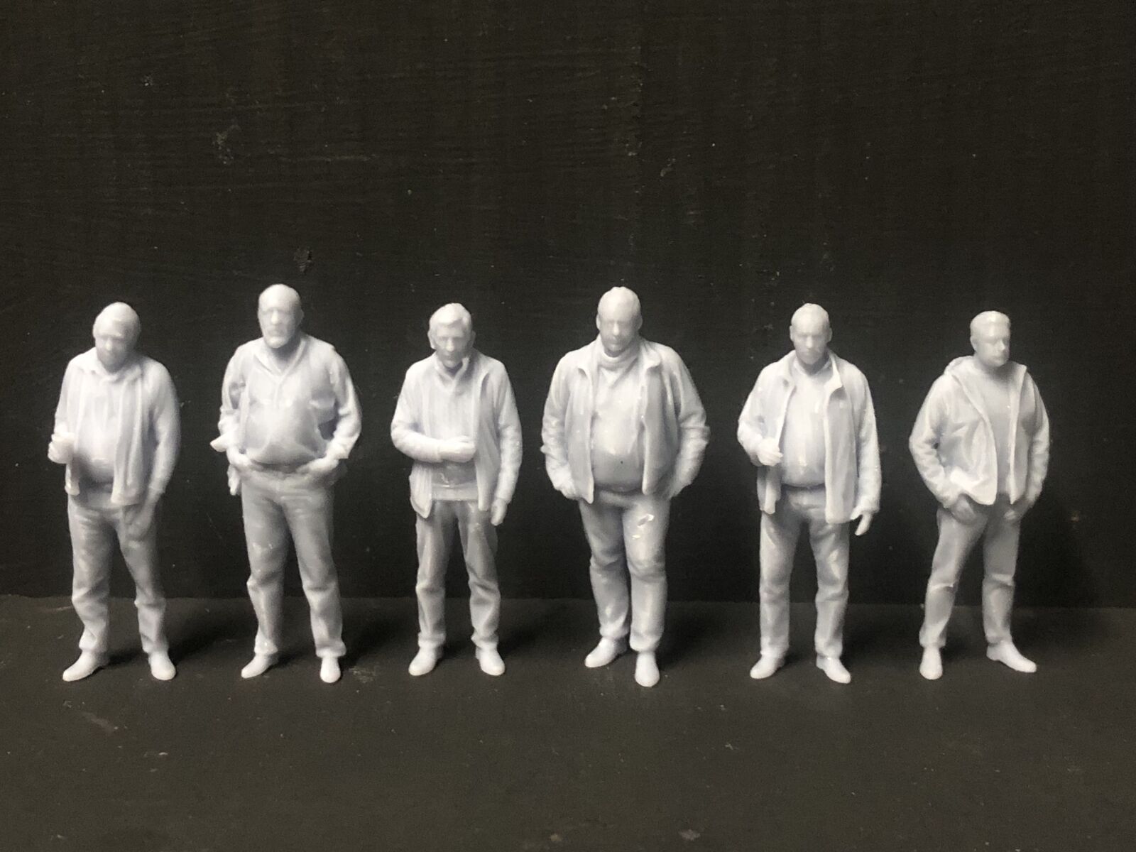 Unpainted 1:43.5 scale NG7/O gauge resin worker and civilian figures multi-pack for model railway layouts.