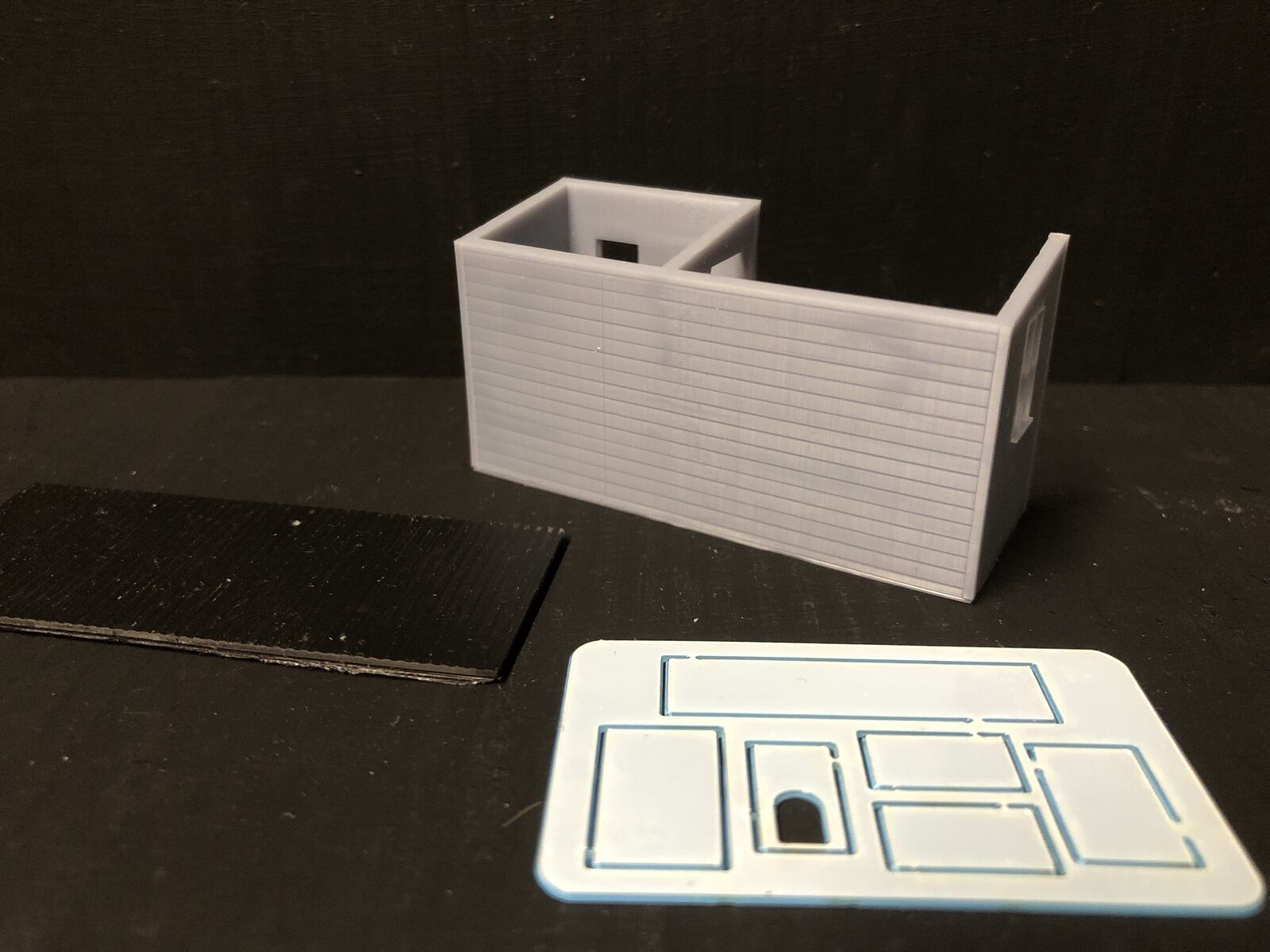 OO9/OO/HO scale model railway kit of a small combined ticket office and waiting room building for narrow station platforms