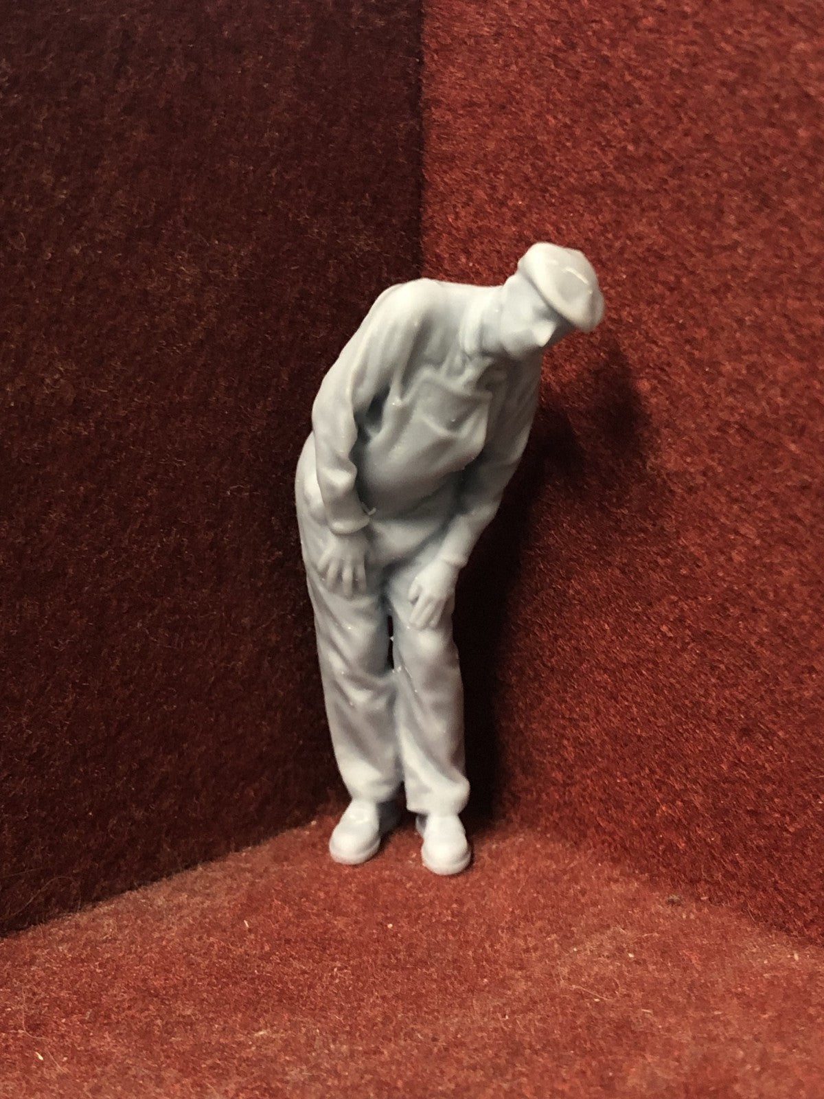 Unpainted G-scale 1:22.5 driver figure kit, 3D scanned from a real person, posed peering ahead for GN15 model railway scenes