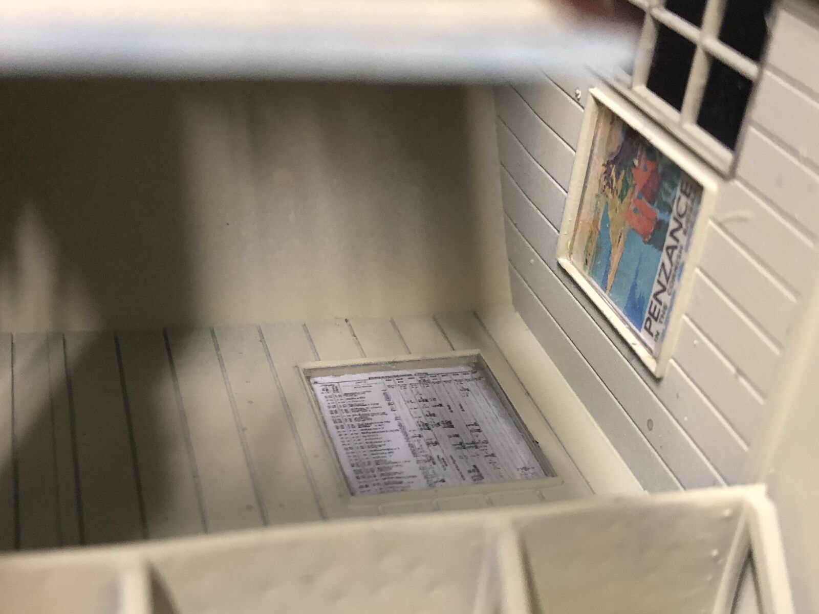 Unpainted 7mm scale O-16.5 narrow gauge Sylfaen station halt resin hut kit with glazed windows for model railway layouts