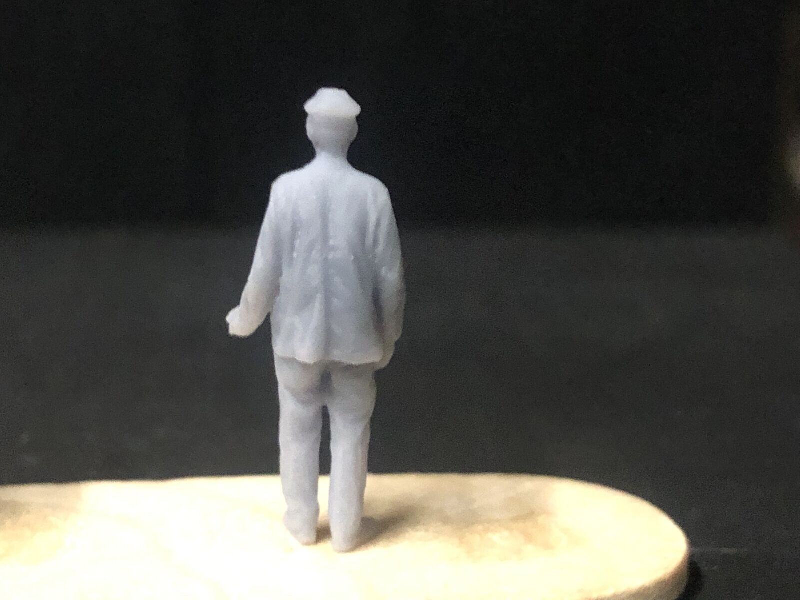 Unpainted 1:76 scale loco crew multi-pack with six OO9/OO/HO resin figures in assorted poses ready for priming and painting