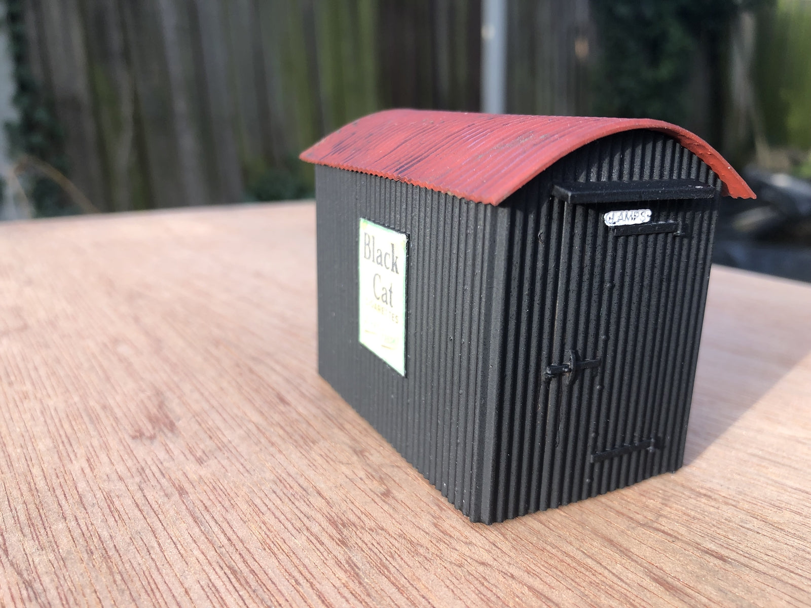 O gauge/O-16.5 model railway lamp hut kit with glazed windows, based on the Buckfastleigh steam railway building